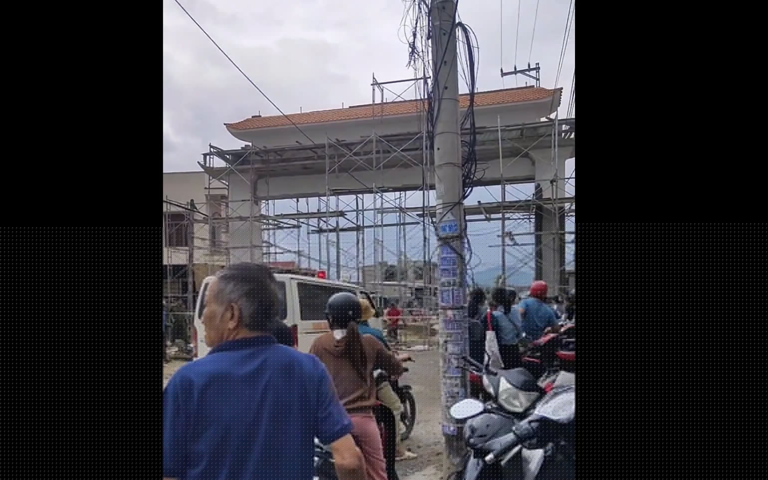Sập giàn giáo, 5 người bị thương