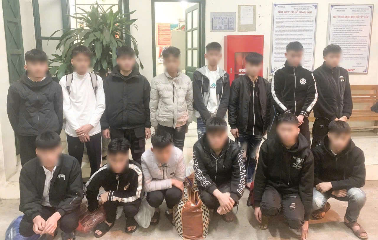 Hai nh&oacute;m thanh, thiếu ni&ecirc;n ở 2 huyện v&aacute;c dao, kiếm đi "hỗn chiến" g&acirc;y n&aacute;o loạn- Ảnh 1.