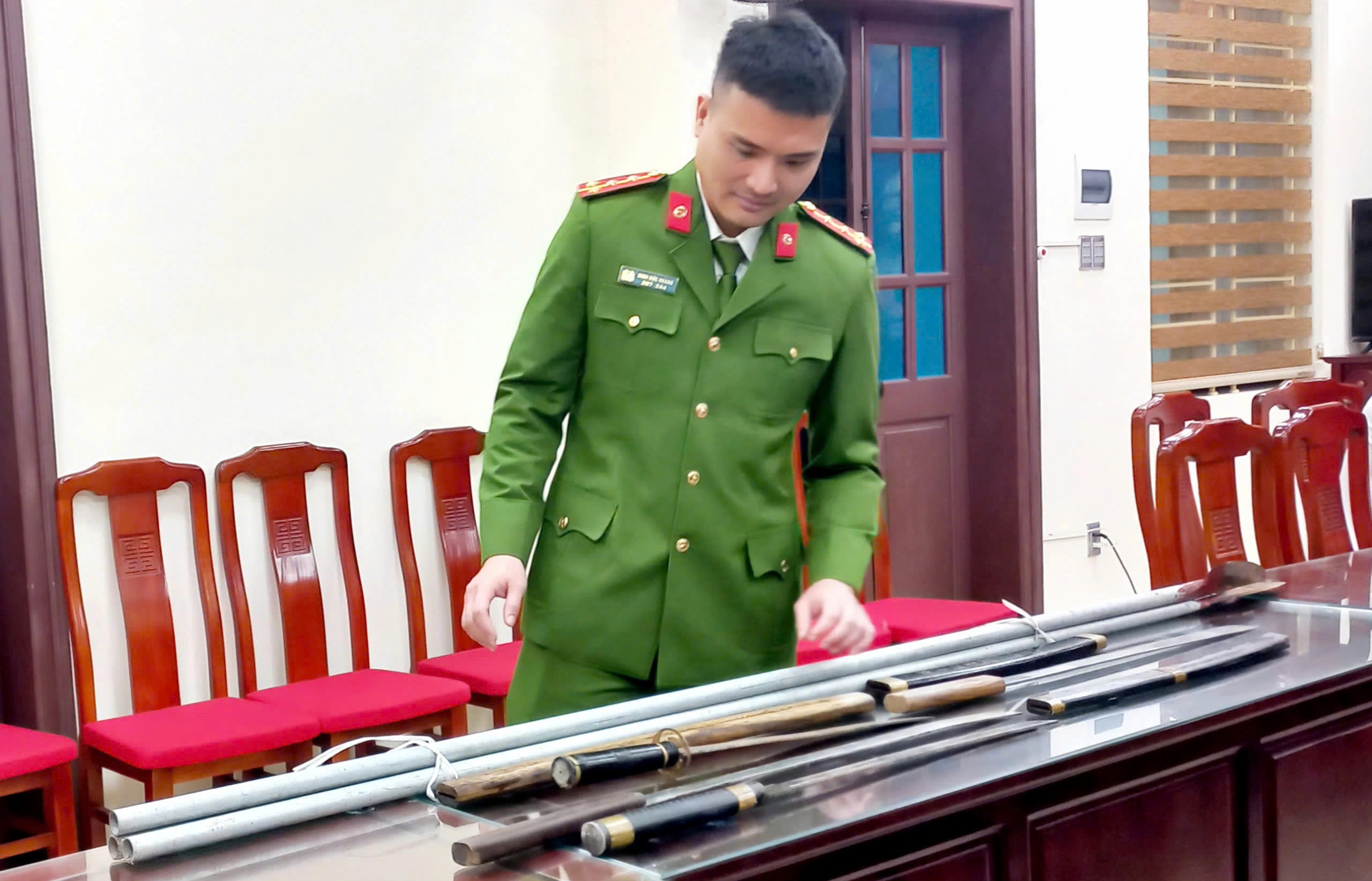 Hai nh&oacute;m thanh, thiếu ni&ecirc;n ở 2 huyện v&aacute;c dao, kiếm đi "hỗn chiến" g&acirc;y n&aacute;o loạn- Ảnh 2.