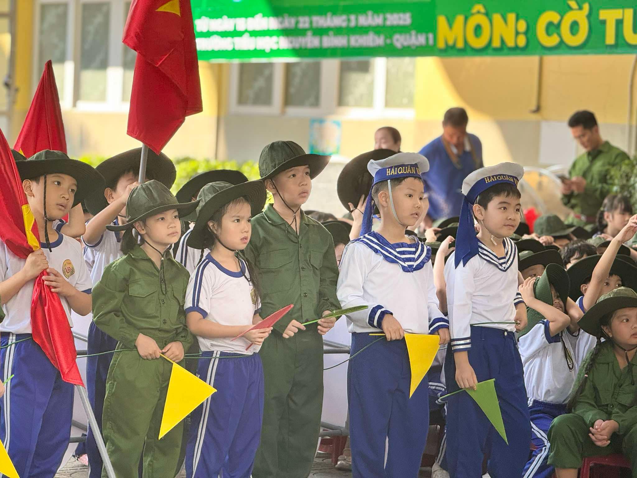 TP HCM: Học sinh ho&aacute; th&acirc;n th&agrave;nh chiến sĩ, chui hầm, lắp r&aacute;p xe tăng- Ảnh 2.