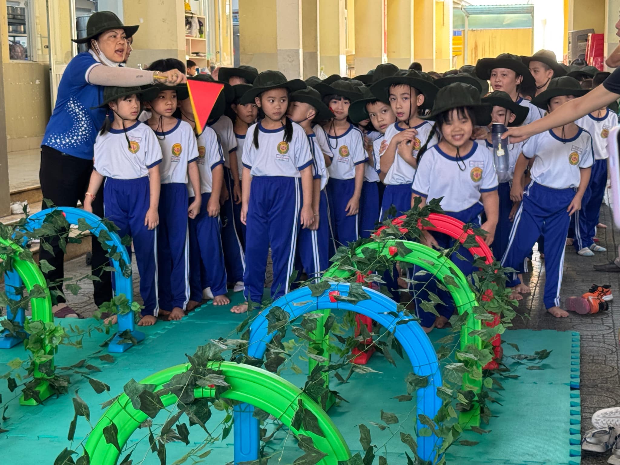 TP HCM: Học sinh ho&aacute; th&acirc;n th&agrave;nh chiến sĩ, chui hầm, lắp r&aacute;p xe tăng- Ảnh 6.