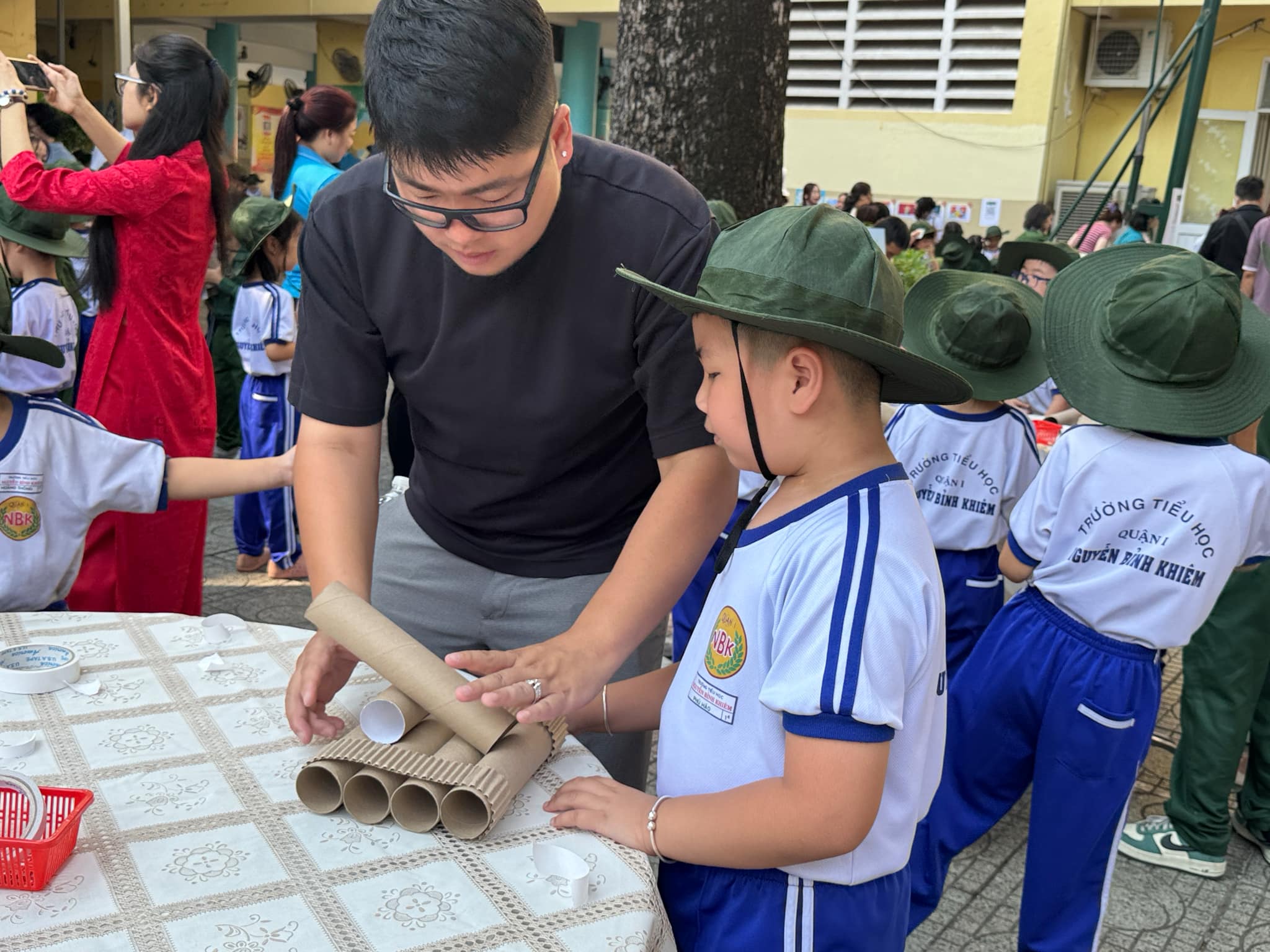 TP HCM: Học sinh ho&aacute; th&acirc;n th&agrave;nh chiến sĩ, chui hầm, lắp r&aacute;p xe tăng- Ảnh 1.