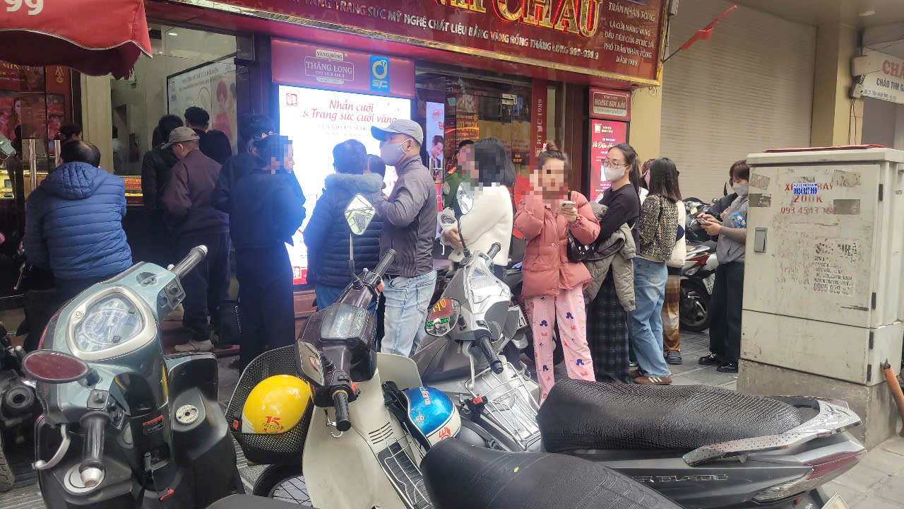 Người d&acirc;n xếp h&agrave;ng xuy&ecirc;n trưa mua v&agrave;ng d&ugrave; gi&aacute; l&ecirc;n 100 triệu đồng/lượng- Ảnh 1.