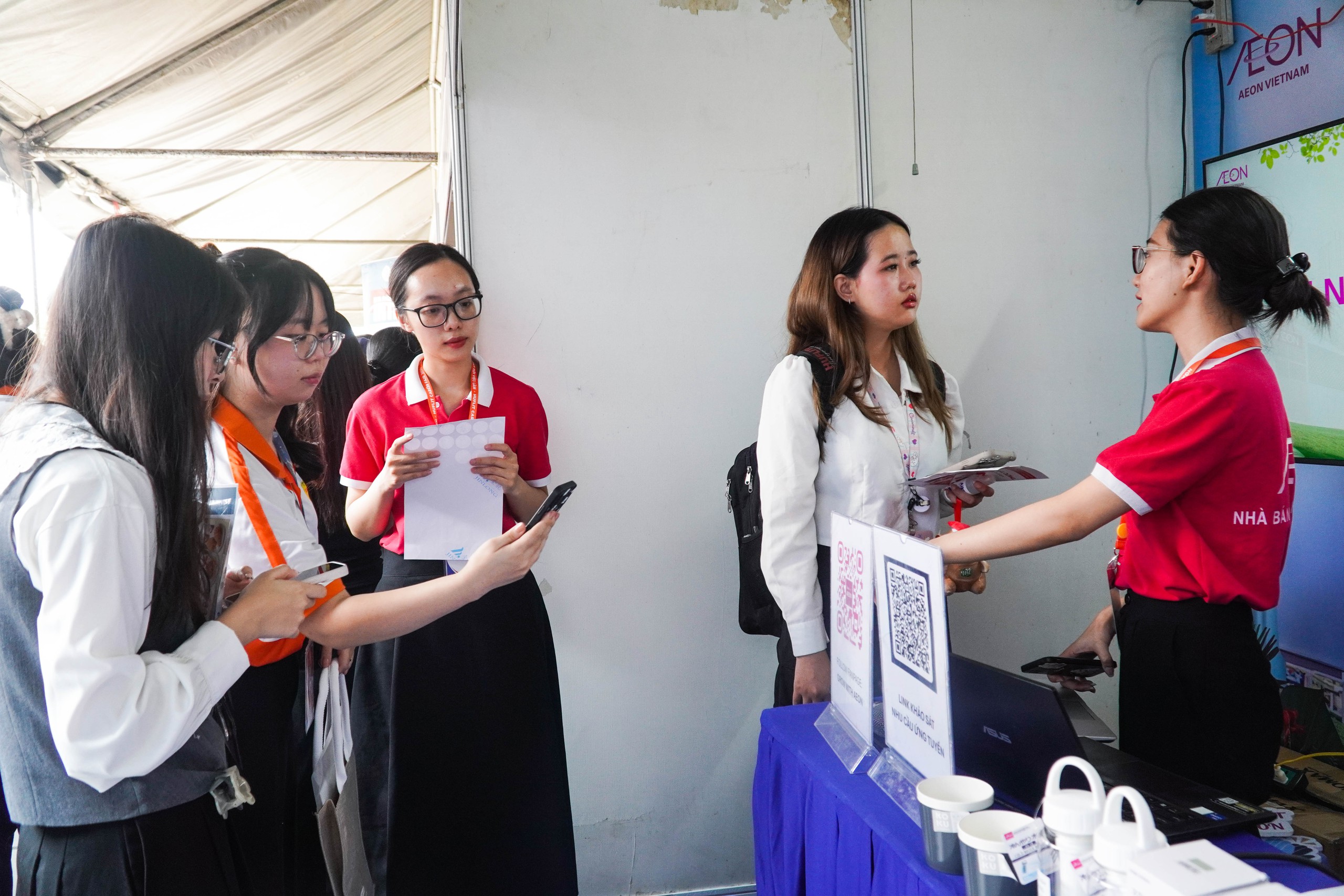 Sinh vi&ecirc;n năm cuối "săn" việc l&agrave;m từ những ng&agrave;y hội tuyển dụng- Ảnh 3.