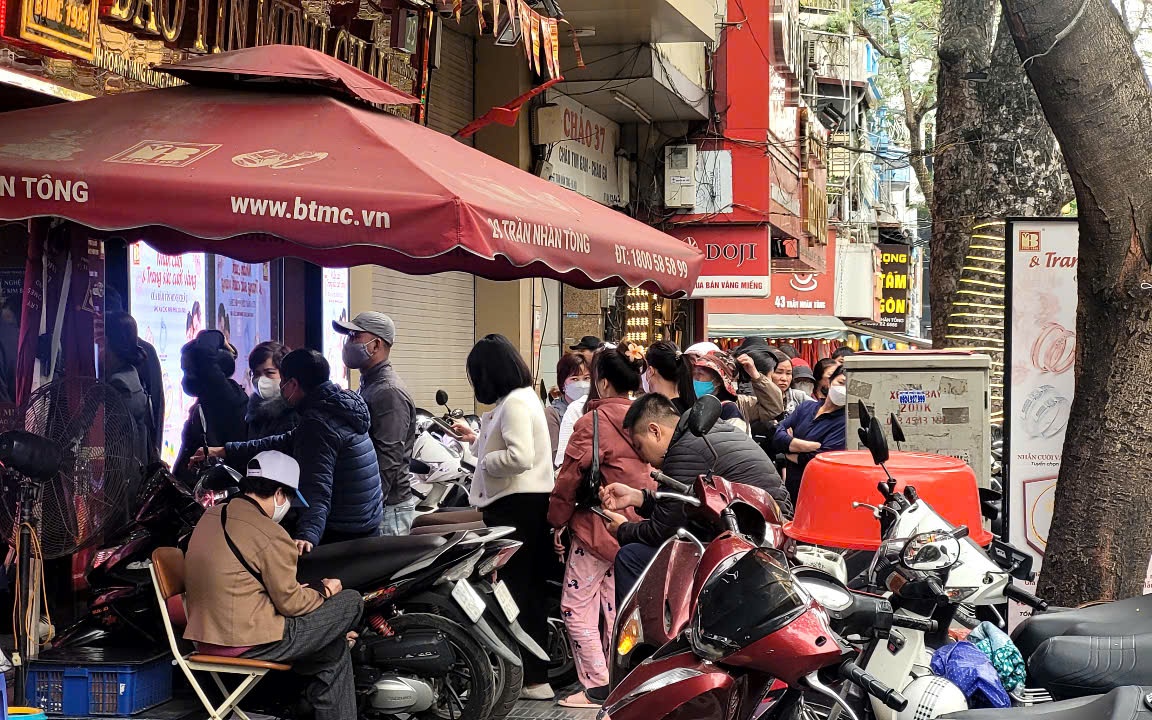 Người dân xếp hàng xuyên trưa mua vàng dù giá lên 100 triệu đồng/lượng