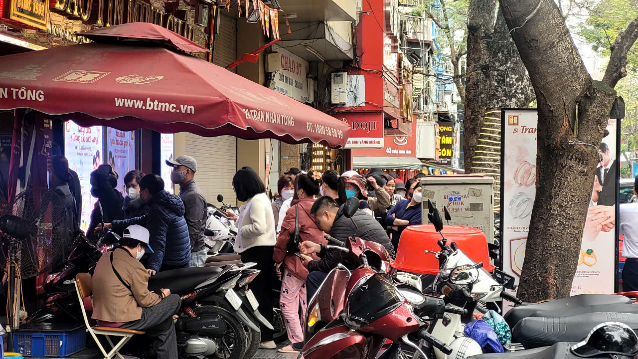Người d&acirc;n xếp h&agrave;ng xuy&ecirc;n trưa mua v&agrave;ng d&ugrave; gi&aacute; l&ecirc;n 100 triệu đồng/lượng- Ảnh 3.