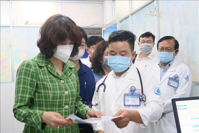 Bộ Y tế lập 6 đo&agrave;n đi kiểm tra, gi&aacute;m s&aacute;t ph&ograve;ng, chống dịch sởi tại nhiều địa phương- Ảnh 1.