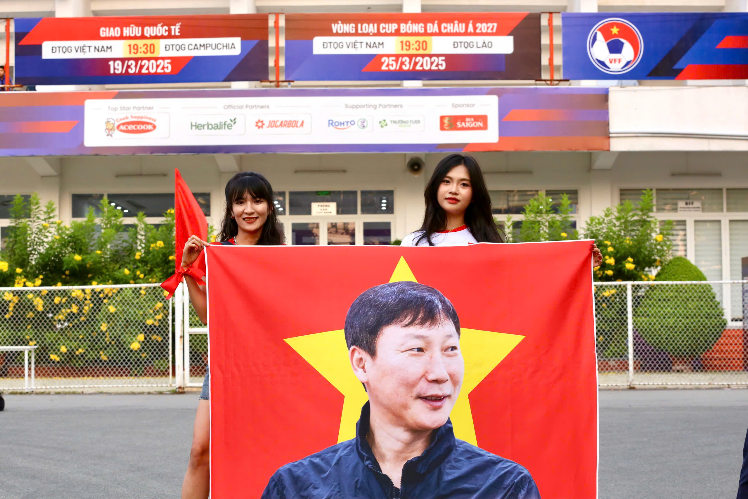 Kh&aacute;n giả B&igrave;nh Dương "nhuộm m&agrave;u" s&acirc;n G&ograve; Đậu, cổ vũ tuyển Việt Nam- Ảnh 4.