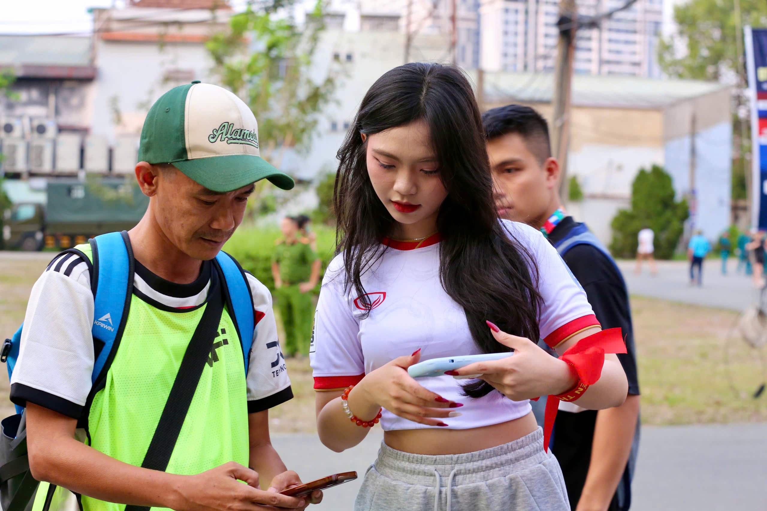 Kh&aacute;n giả B&igrave;nh Dương "nhuộm m&agrave;u" s&acirc;n G&ograve; Đậu, cổ vũ tuyển Việt Nam- Ảnh 1.