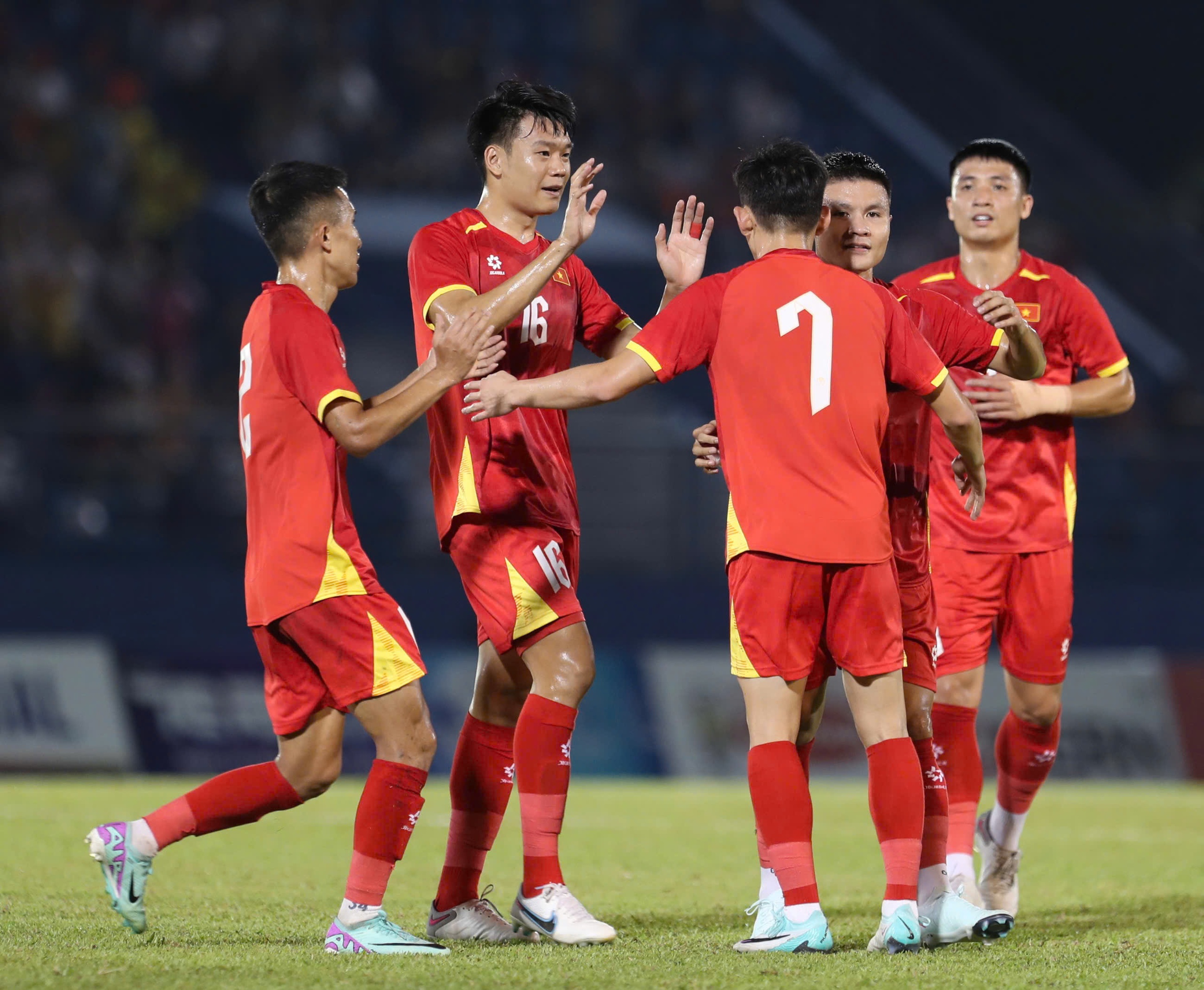 HLV Kim Sang-sik: Mất Quang Hải, hiệp 2 kh&oacute; triển khai thế trận- Ảnh 2.