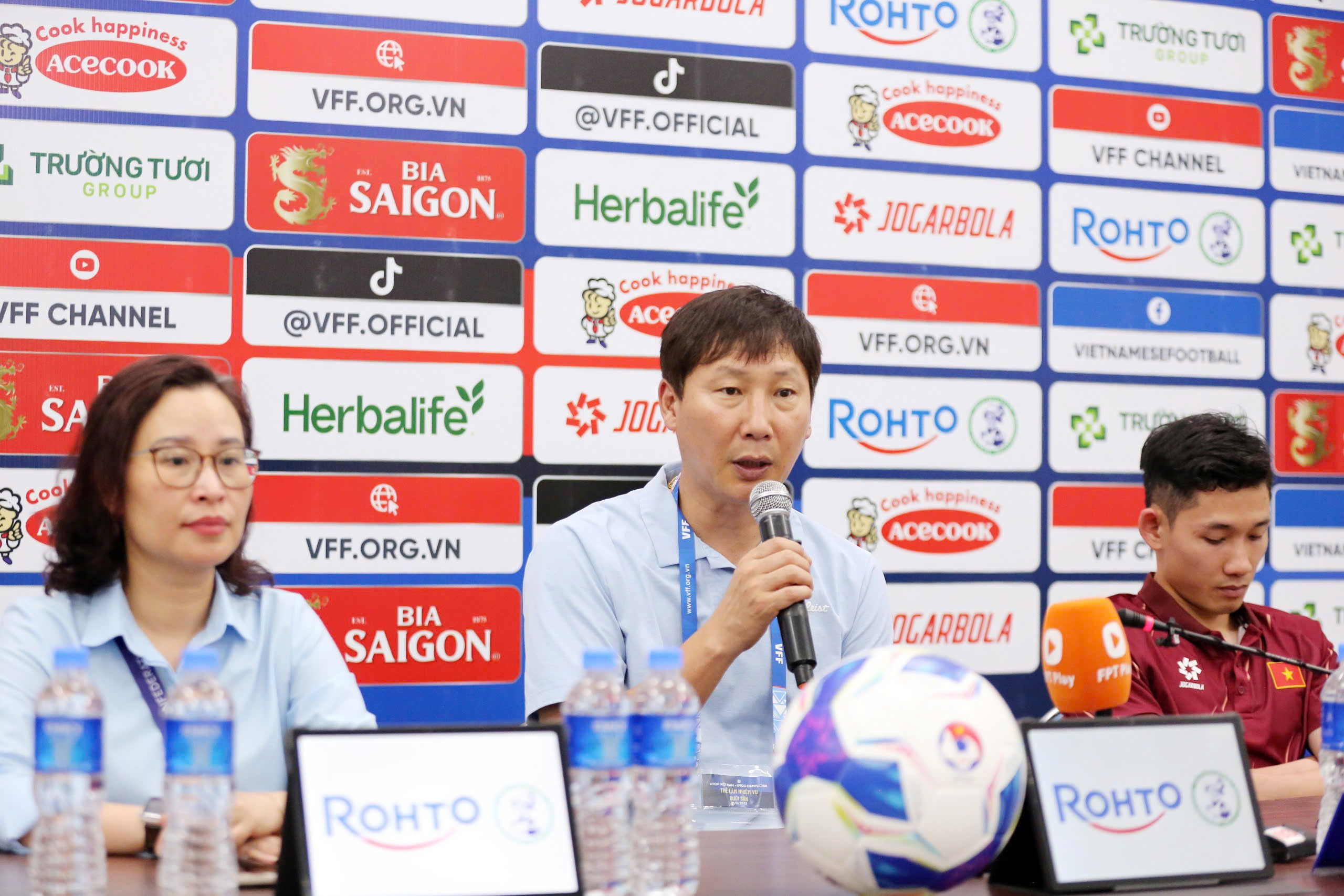 HLV Kim Sang-sik: Mất Quang Hải, hiệp 2 kh&oacute; triển khai thế trận- Ảnh 1.