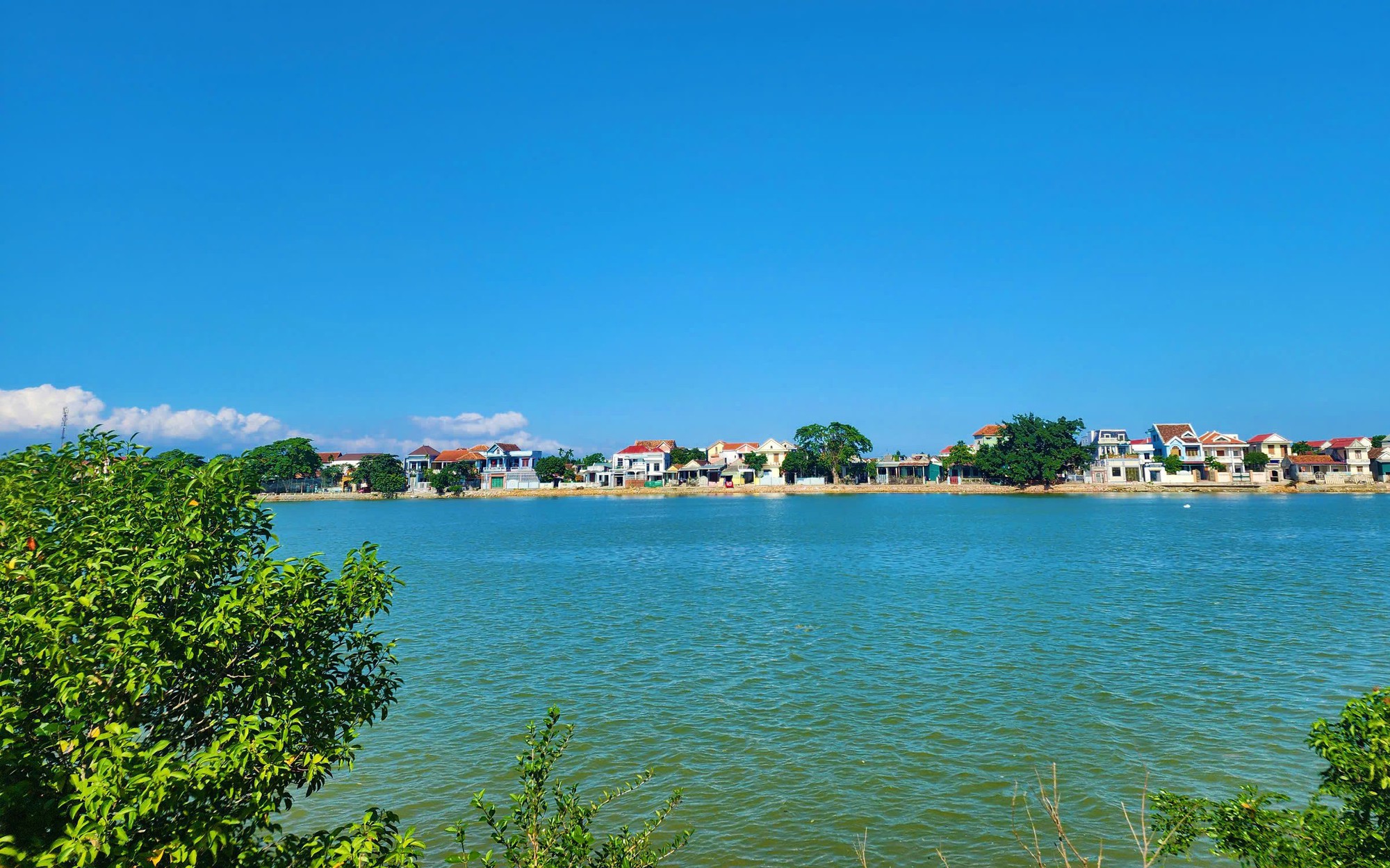 "Bức tường xanh" bên bờ sông Gianh
