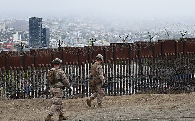 Mỹ điều qu&acirc;n, xe bọc th&eacute;p đến bi&ecirc;n giới với Mexico, c&ocirc;ng bố số liệu g&acirc;y sốc