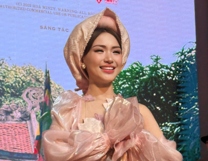 H&ograve;a Minzy b&ugrave;ng nổ khi hợp t&aacute;c c&ugrave;ng "vua h&agrave;i" Xu&acirc;n Hinh- Ảnh 1.