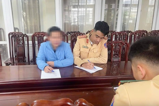 T&agrave;i xế d&aacute;n băng keo thay đổi biển số xe &ocirc; t&ocirc;- Ảnh 3.