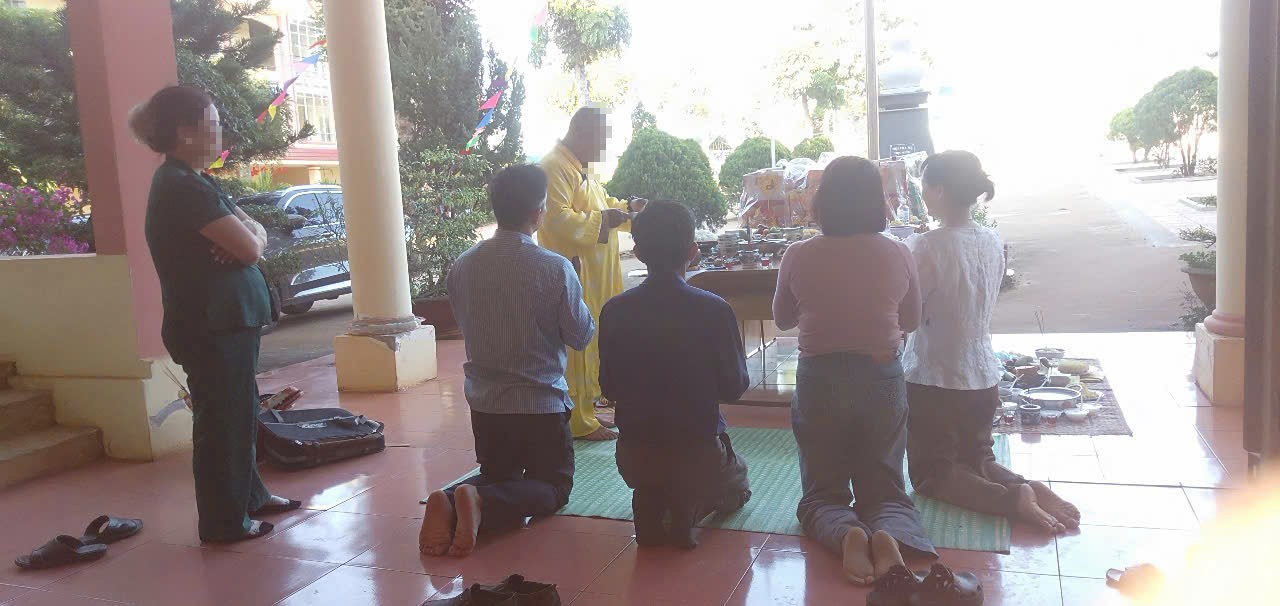 Hiệu trưởng giải trình gì về việc mời người đến cúng bái trong trường học?- Ảnh 1.