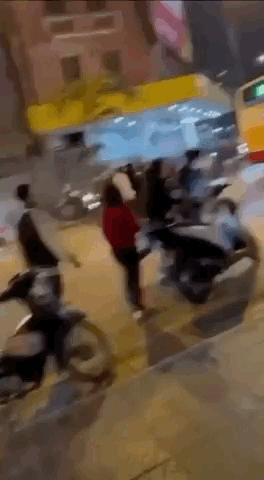 Nh&oacute;m thanh ni&ecirc;n hung h&atilde;n đ&aacute;nh tới tấp người đ&agrave;n &ocirc;ng tr&ecirc;n đường phố- Ảnh 1.
