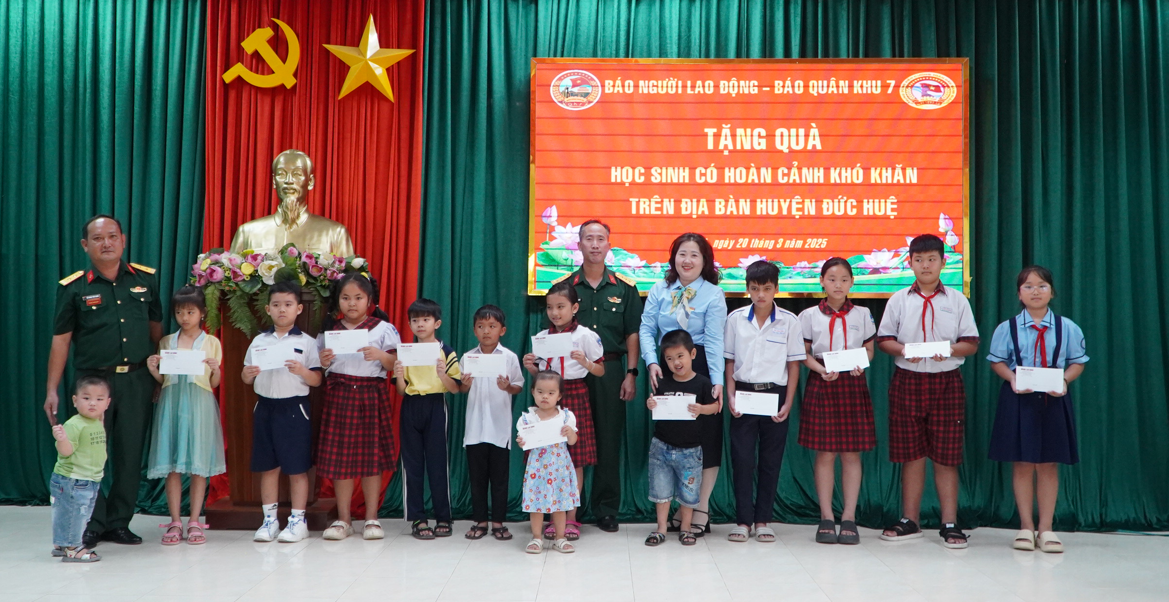 Trao học bổng cho con em c&aacute;n bộ, chiến sĩ lực lượng vũ trang tại Long An- Ảnh 2.