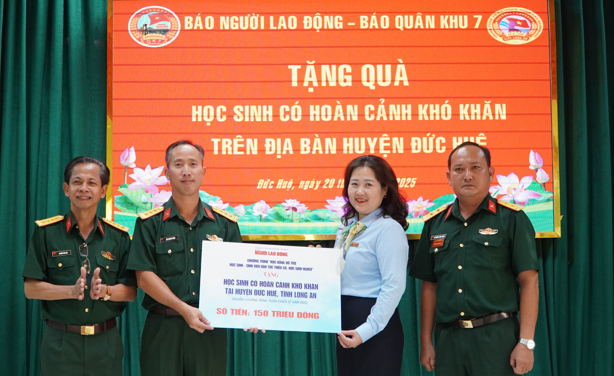 Trao học bổng cho con em c&aacute;n bộ, chiến sĩ lực lượng vũ trang tại Long An- Ảnh 1.