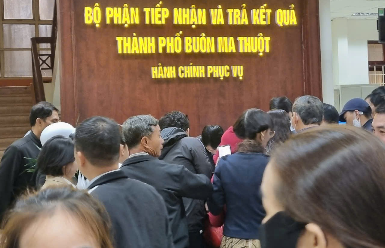 CLIP: Người d&acirc;n chen ch&acirc;n l&agrave;m thủ tục đất đai ở TP Bu&ocirc;n Ma Thuột- Ảnh 2.