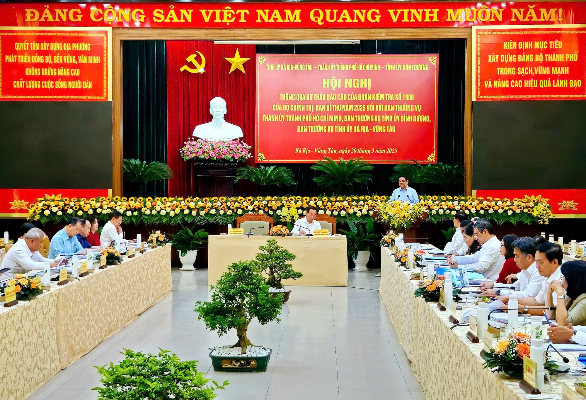 Thủ tướng Phạm Minh Ch&iacute;nh chủ tr&igrave; hội nghị với 3 địa phương v&ugrave;ng Đ&ocirc;ng Nam Bộ- Ảnh 1.