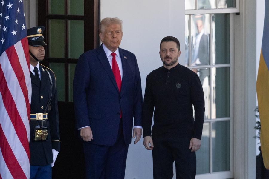 Tổng thống Mỹ Donald Trump ch&agrave;o đ&oacute;n Tổng thống Ukraine Volodymyr Zelensky tại Nh&agrave; Trắng hồi th&aacute;ng 2. Ảnh: T&acirc;n Hoa X&atilde;