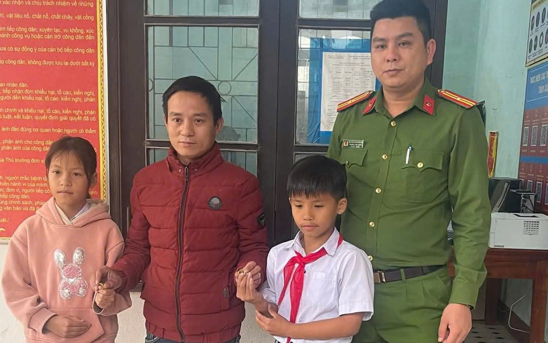 Nhặt được 2 nhẫn vàng, 2 học sinh nhờ cha tìm người trả lại