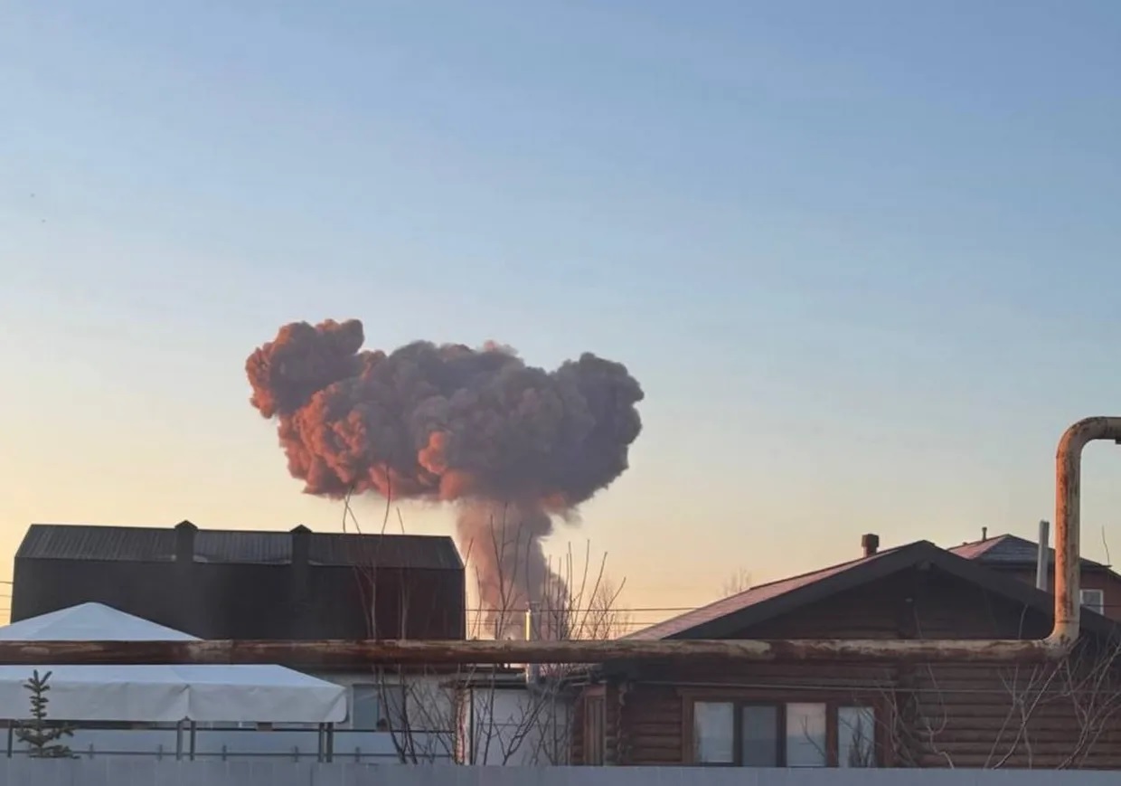 Nổ lớn sau khi Ukraine tấn c&ocirc;ng Nga bằng m&aacute;y bay kh&ocirc;ng người l&aacute;i ở Engels, tỉnh Saratov, ng&agrave;y 20-3. Ảnh: Astra/Telegram