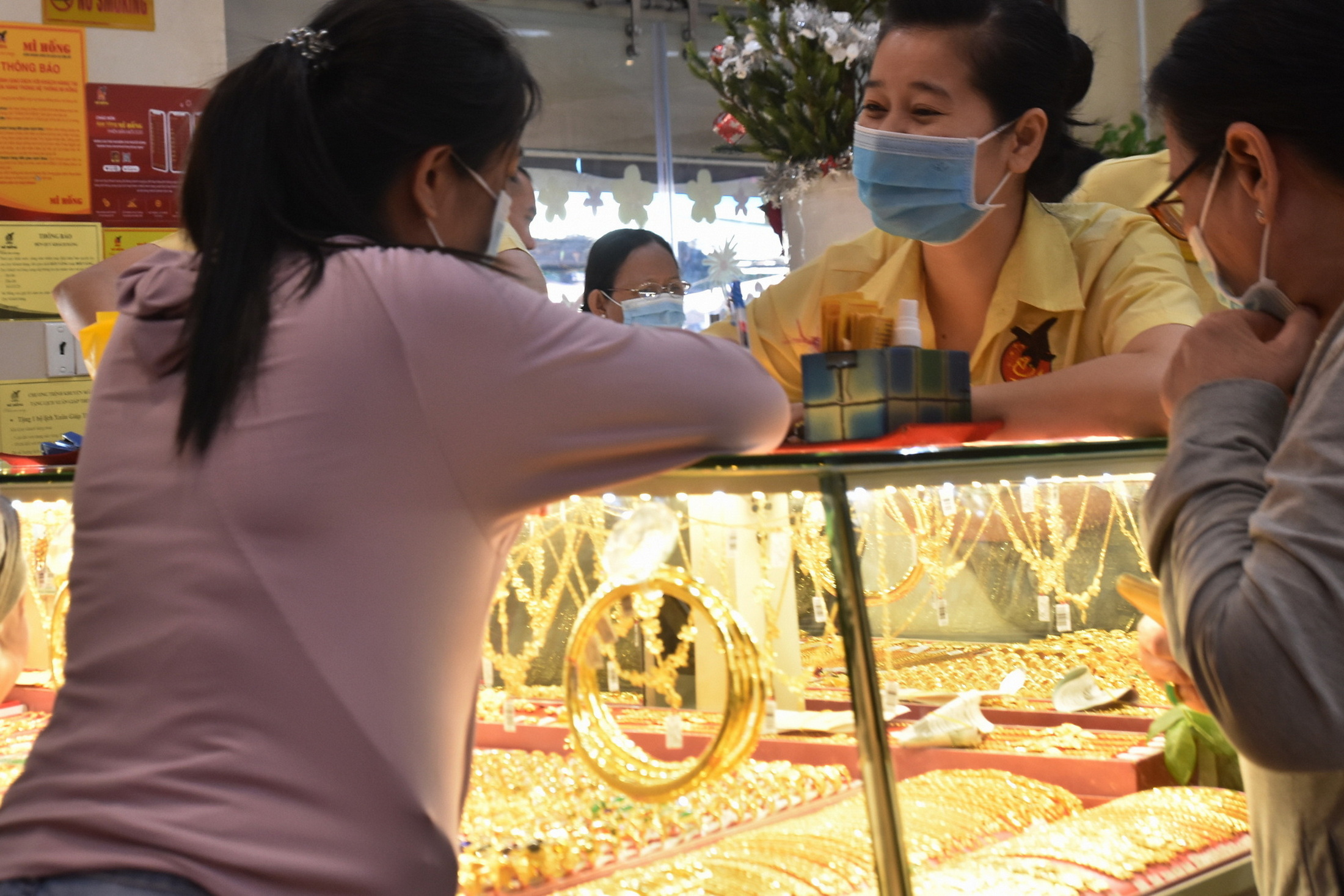 Gi&aacute; v&agrave;ng h&ocirc;m nay, 21-3: Giảm mạnh rồi tăng trở lại- Ảnh 1.