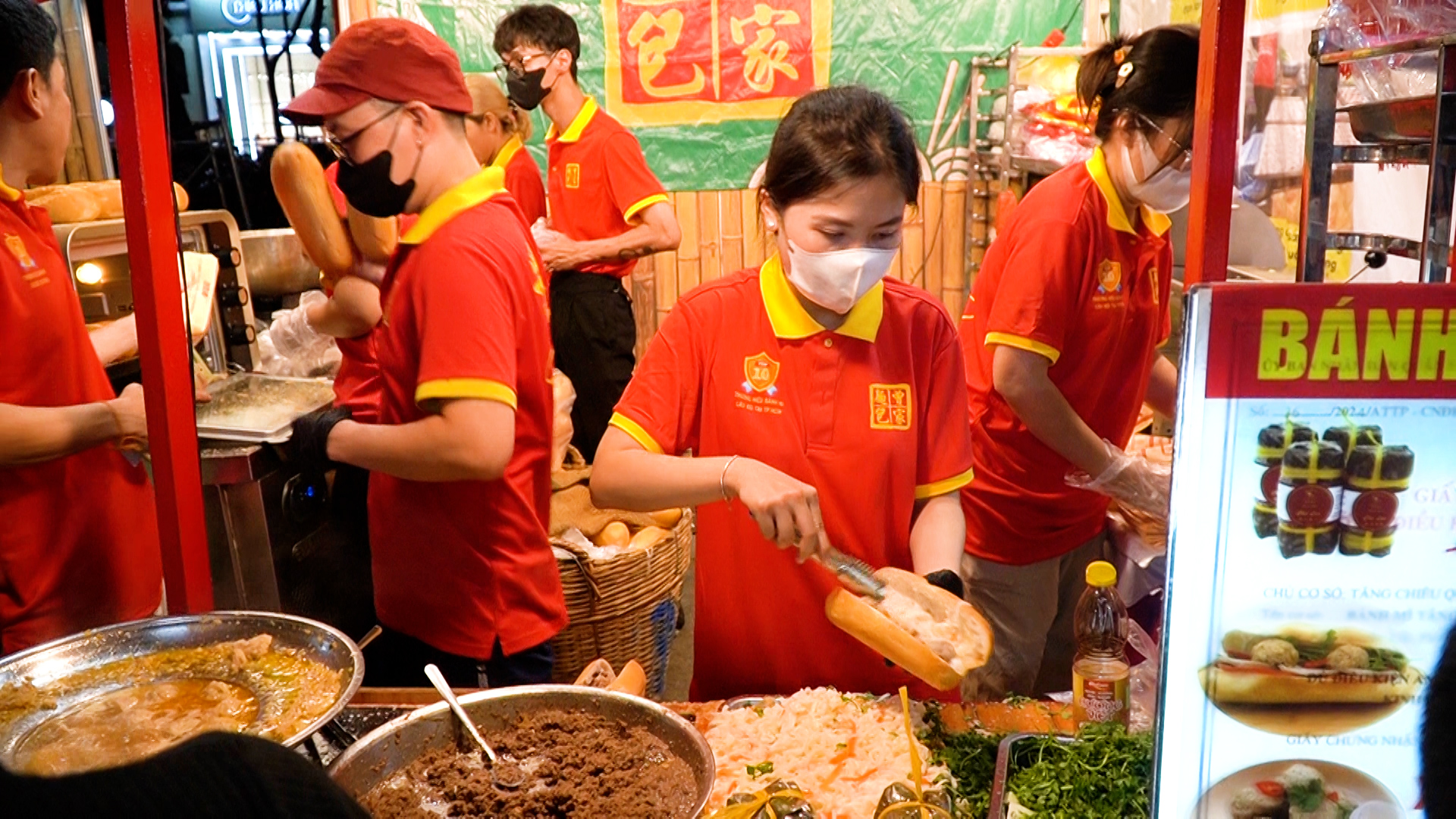 VIDEO: Chen nhau mua b&aacute;nh m&igrave; tại TP HCM- Ảnh 6.