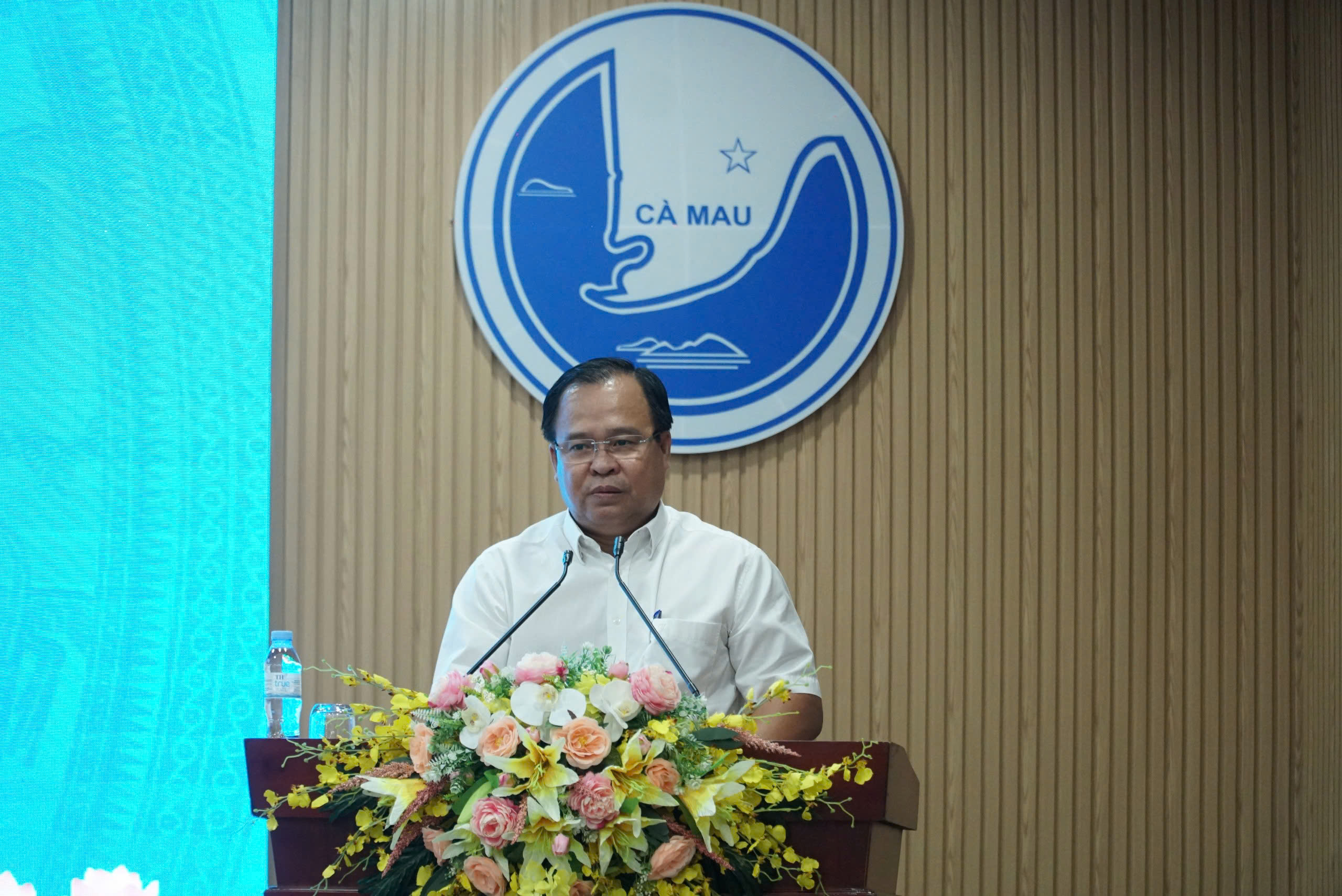 B&aacute;o Người Lao Động trao tặng cờ Tổ quốc v&agrave; học bổng tại C&agrave; Mau v&agrave; Hậu Giang- Ảnh 1.