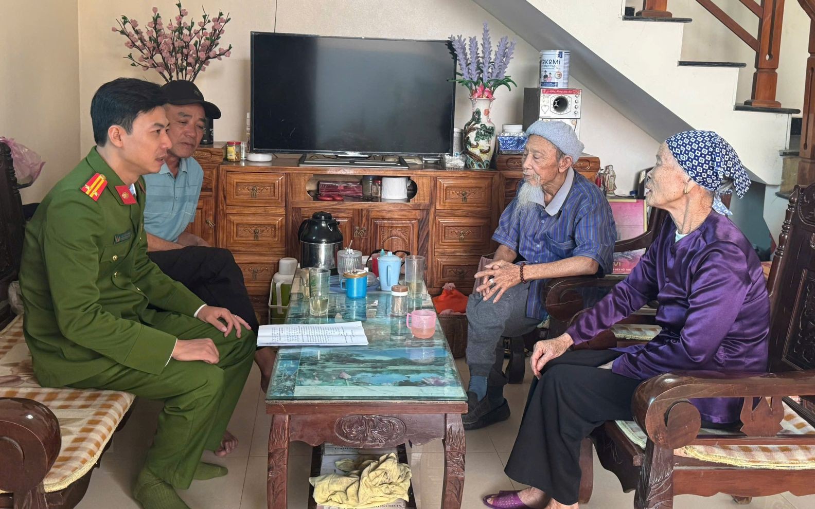 Cụ bà 81 tuổi bất ngờ khi nhận hơn 100 triệu đồng từ tài khoản "không nhớ mở khi nào"