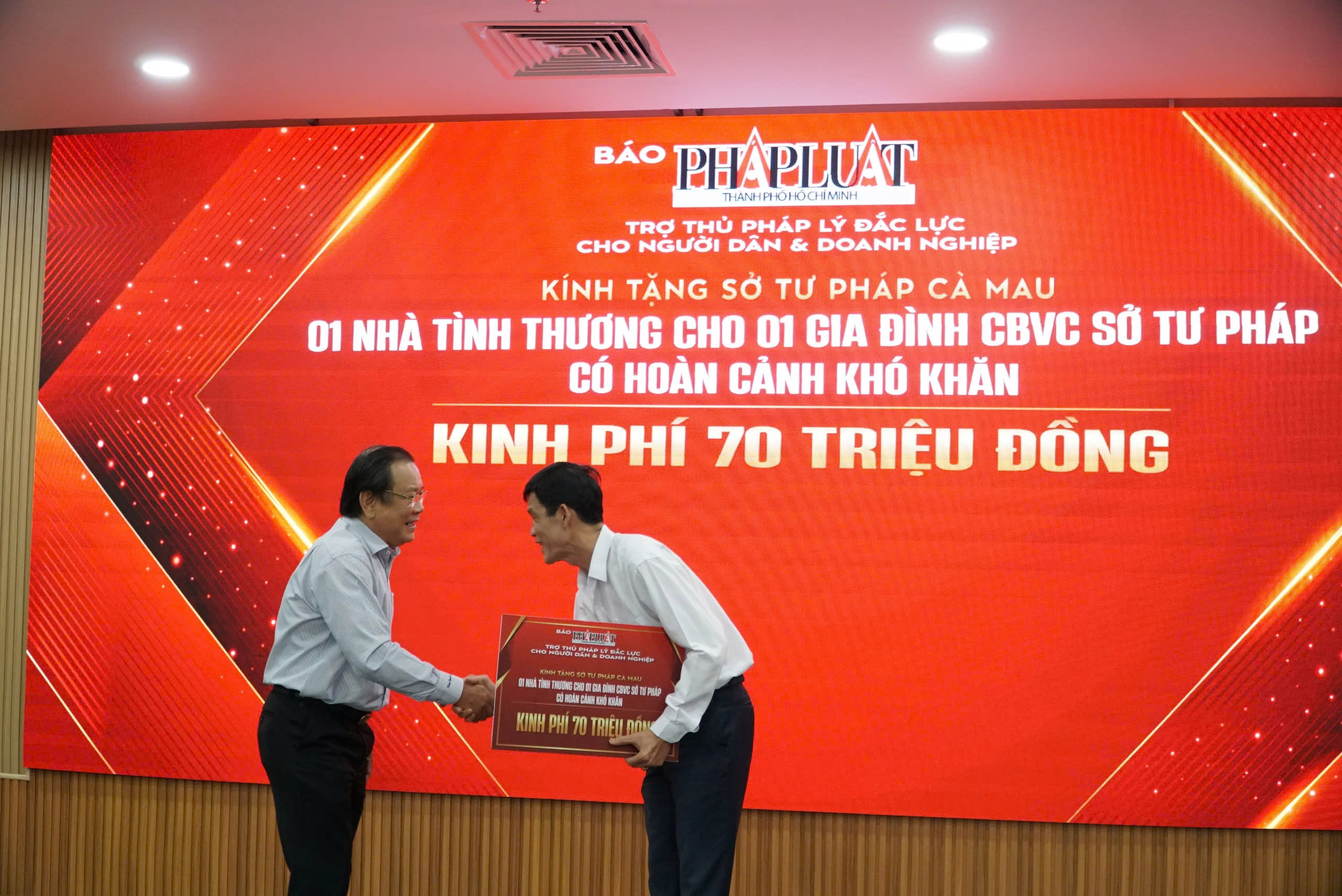 B&aacute;o Người Lao Động trao tặng cờ Tổ quốc v&agrave; học bổng tại C&agrave; Mau v&agrave; Hậu Giang- Ảnh 13.