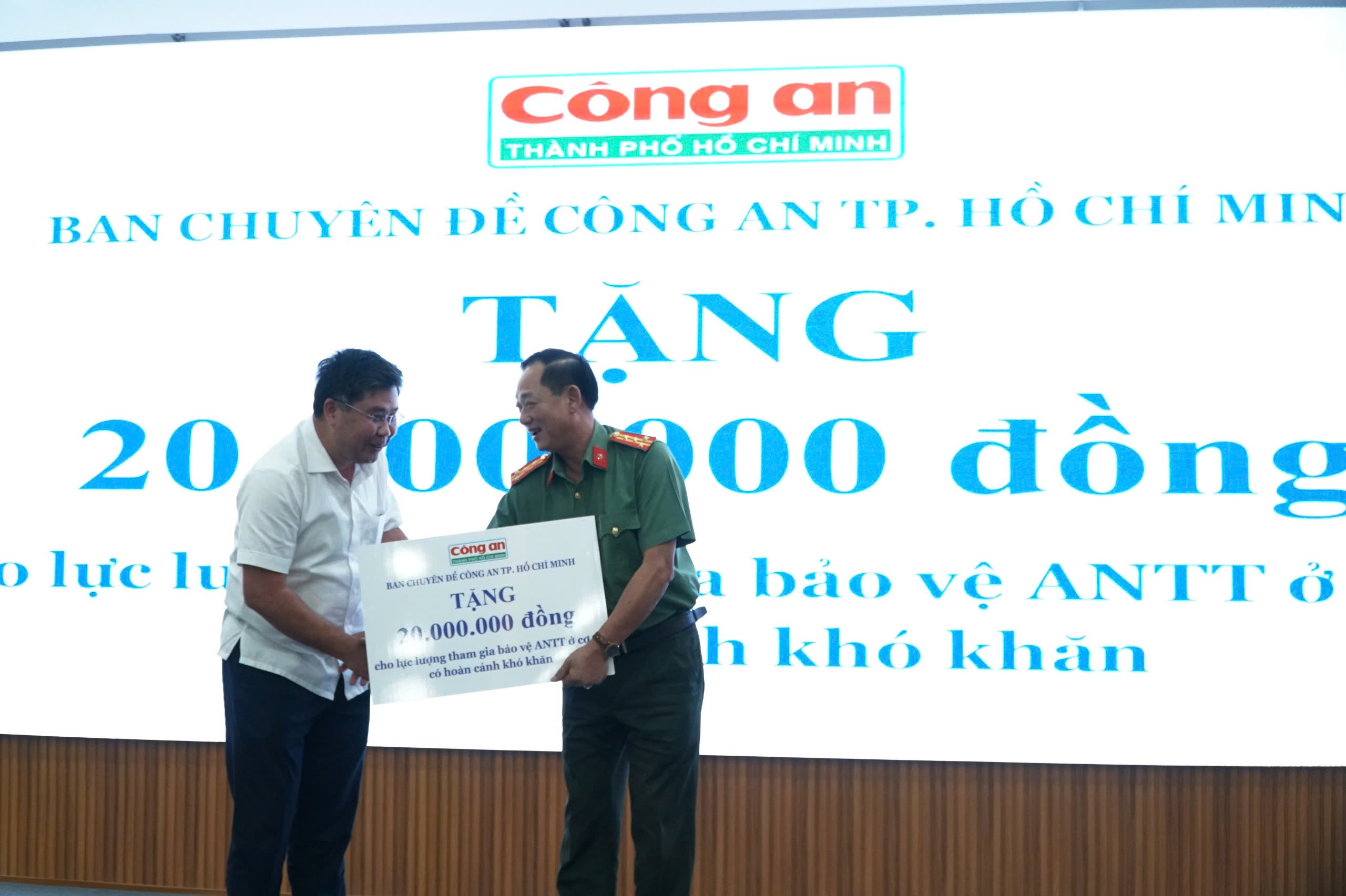 B&aacute;o Người Lao Động trao tặng cờ Tổ quốc v&agrave; học bổng tại C&agrave; Mau v&agrave; Hậu Giang- Ảnh 14.