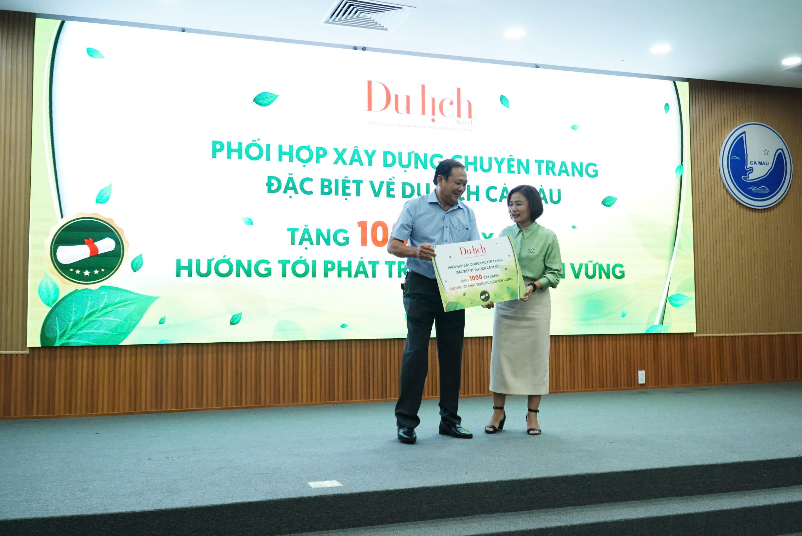 B&aacute;o Người Lao Động trao tặng cờ Tổ quốc v&agrave; học bổng tại C&agrave; Mau v&agrave; Hậu Giang- Ảnh 15.