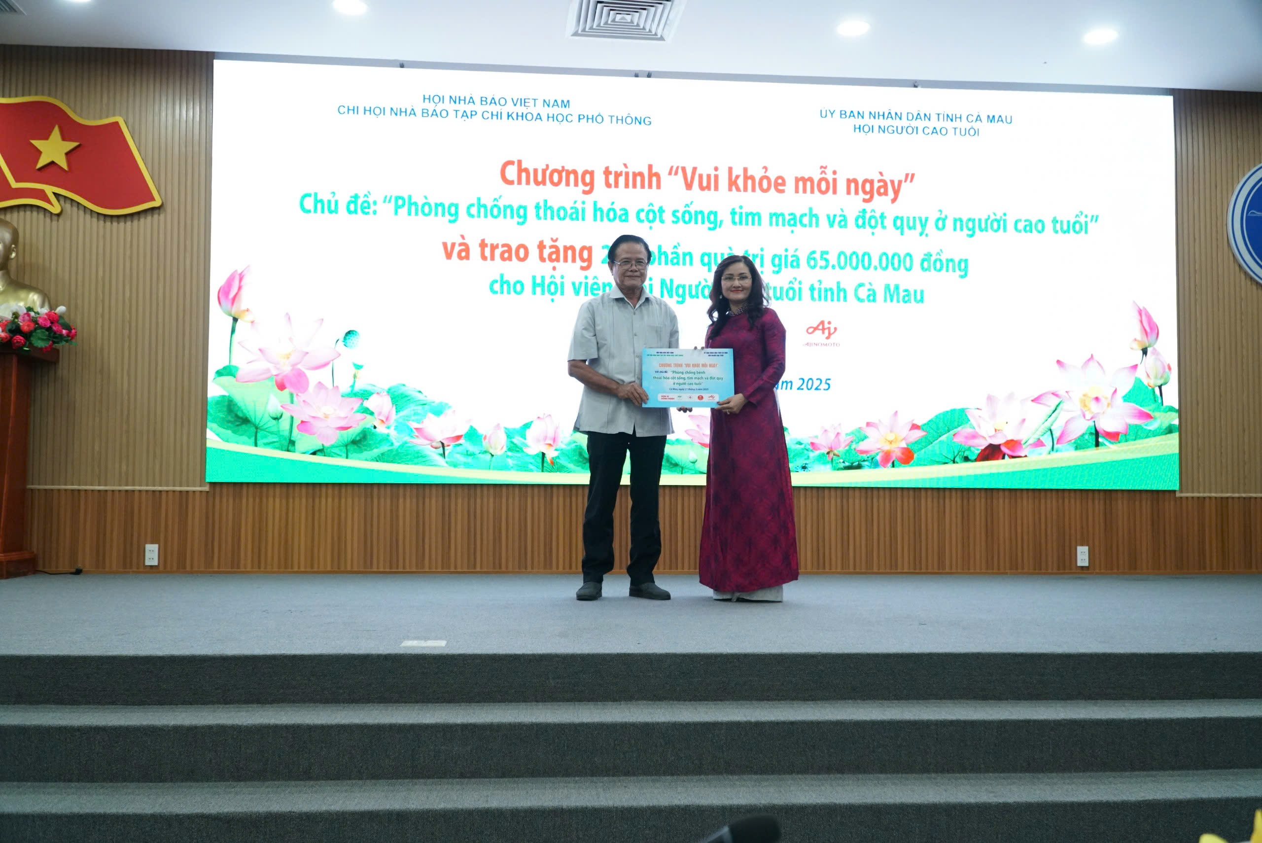 B&aacute;o Người Lao Động trao tặng cờ Tổ quốc v&agrave; học bổng tại C&agrave; Mau v&agrave; Hậu Giang- Ảnh 16.