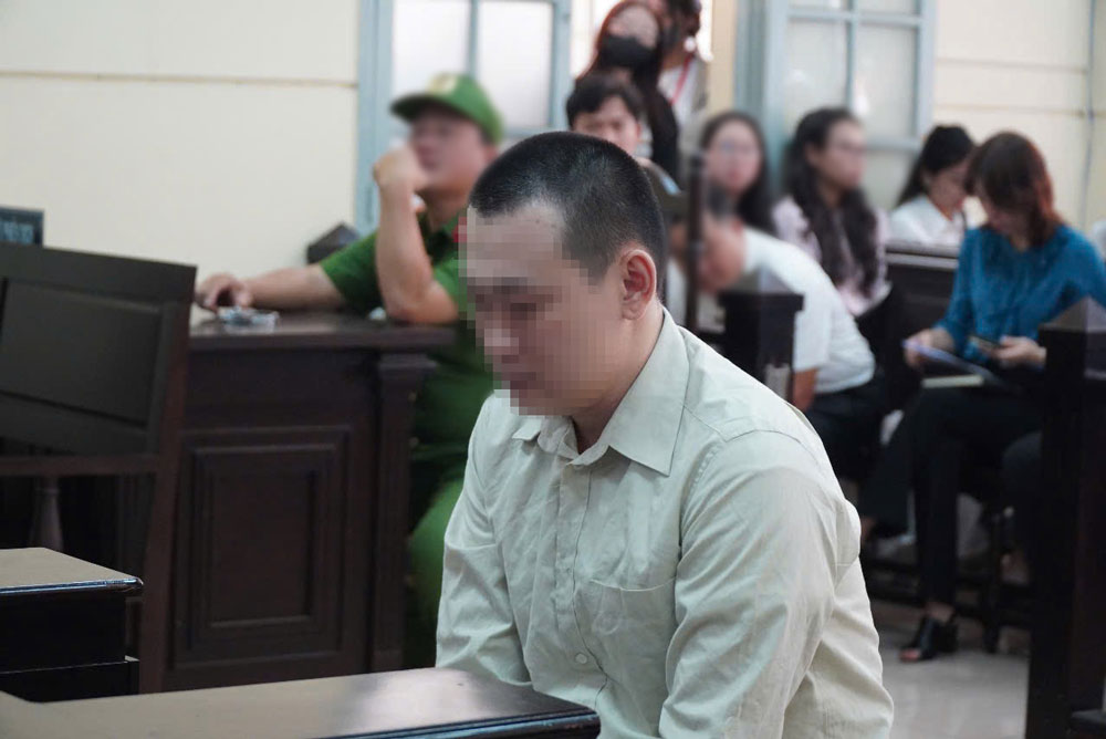 Nhiều gương mặt trẻ d&otilde;i &aacute;nh nh&igrave;n vừa t&ograve; m&ograve; vừa e d&egrave; về ph&iacute;a Nhựt - người đ&agrave;n &ocirc;ng 34 tuổi, c&uacute;i đầu ở bục khai b&aacute;o