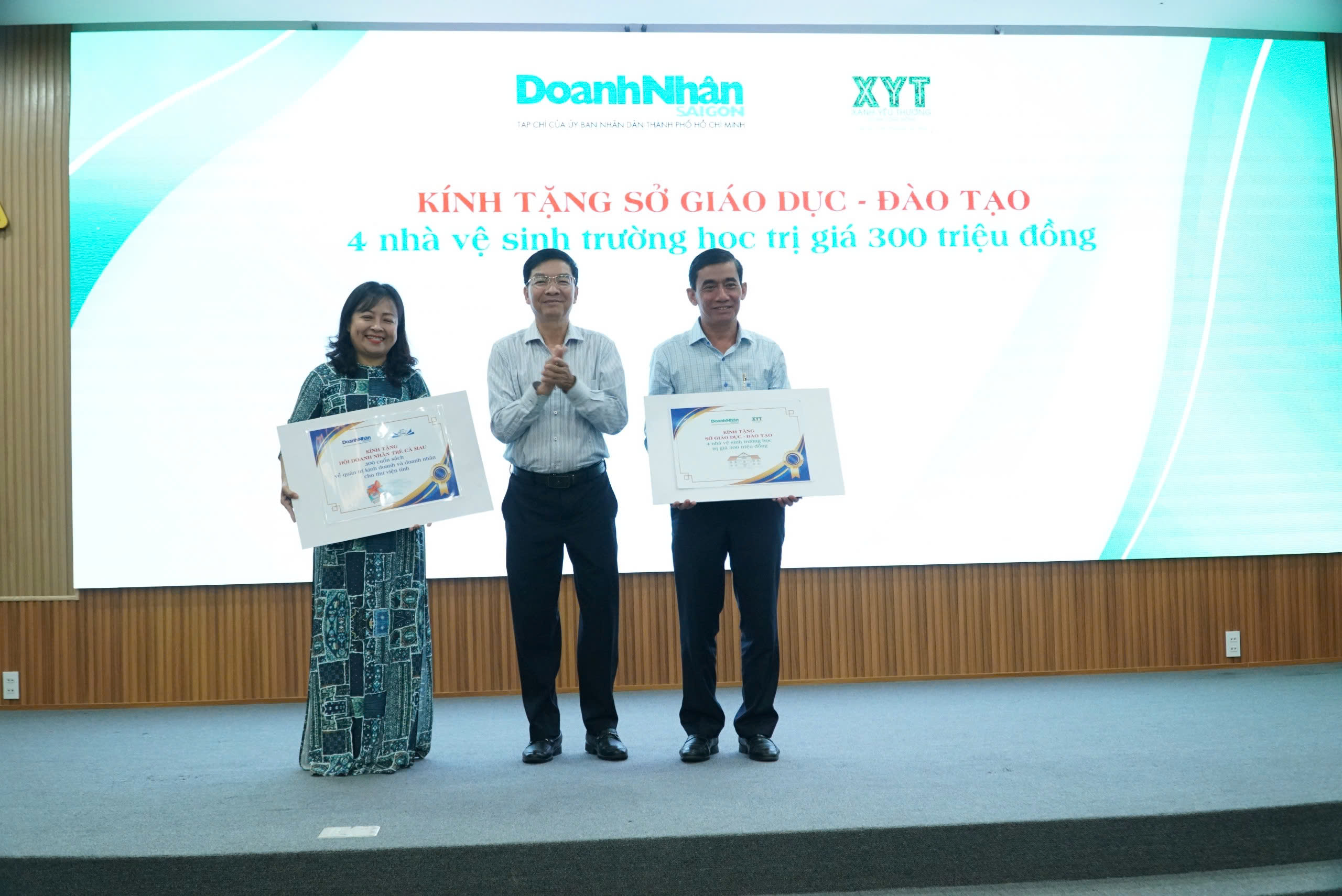 B&aacute;o Người Lao Động trao tặng cờ Tổ quốc v&agrave; học bổng tại C&agrave; Mau v&agrave; Hậu Giang- Ảnh 17.