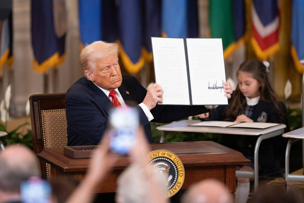 Tổng thống Mỹ Donald Trump h&ocirc;m 20-3 k&yacute; sắc lệnh h&agrave;nh ph&aacute;p để ch&iacute;nh thức bắt đầu tiến tr&igrave;nh giải thể Bộ Gi&aacute;o dục. Ảnh: T&Acirc;N HOA X&Atilde;