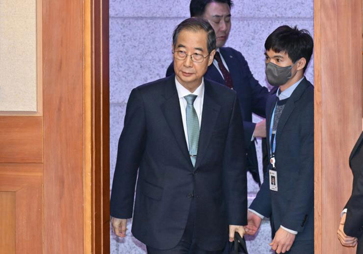 Thủ tướng H&agrave;n Quốc Han Duck-soo tham dự phi&ecirc;n t&ograve;a luận tội tại T&ograve;a &aacute;n Hiến ph&aacute;p ở thủ đ&ocirc; Seoul h&ocirc;m 19-2. Ảnh: JOINT PRESS CORPS