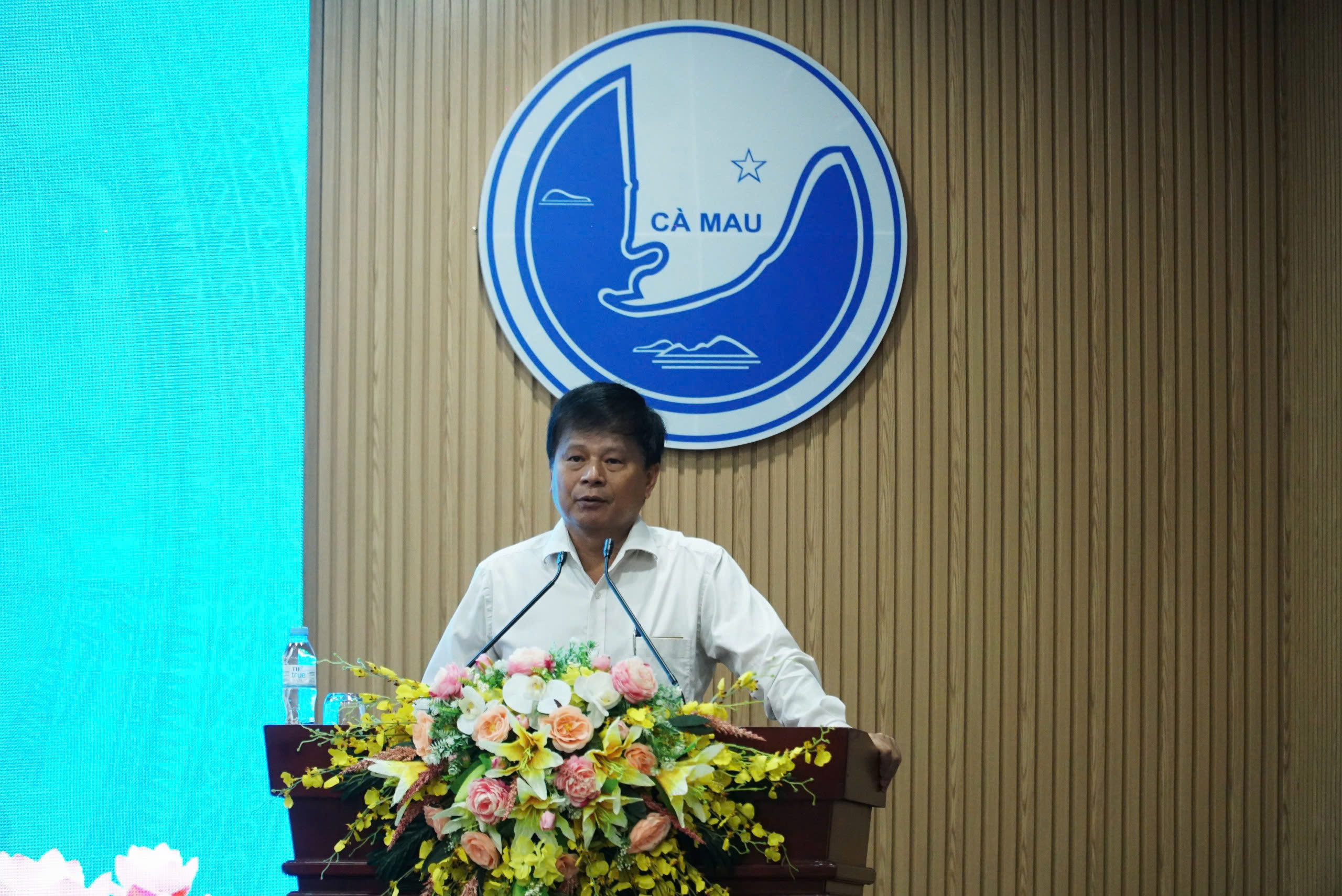 B&aacute;o Người Lao Động trao tặng cờ Tổ quốc v&agrave; học bổng tại C&agrave; Mau v&agrave; Hậu Giang- Ảnh 2.