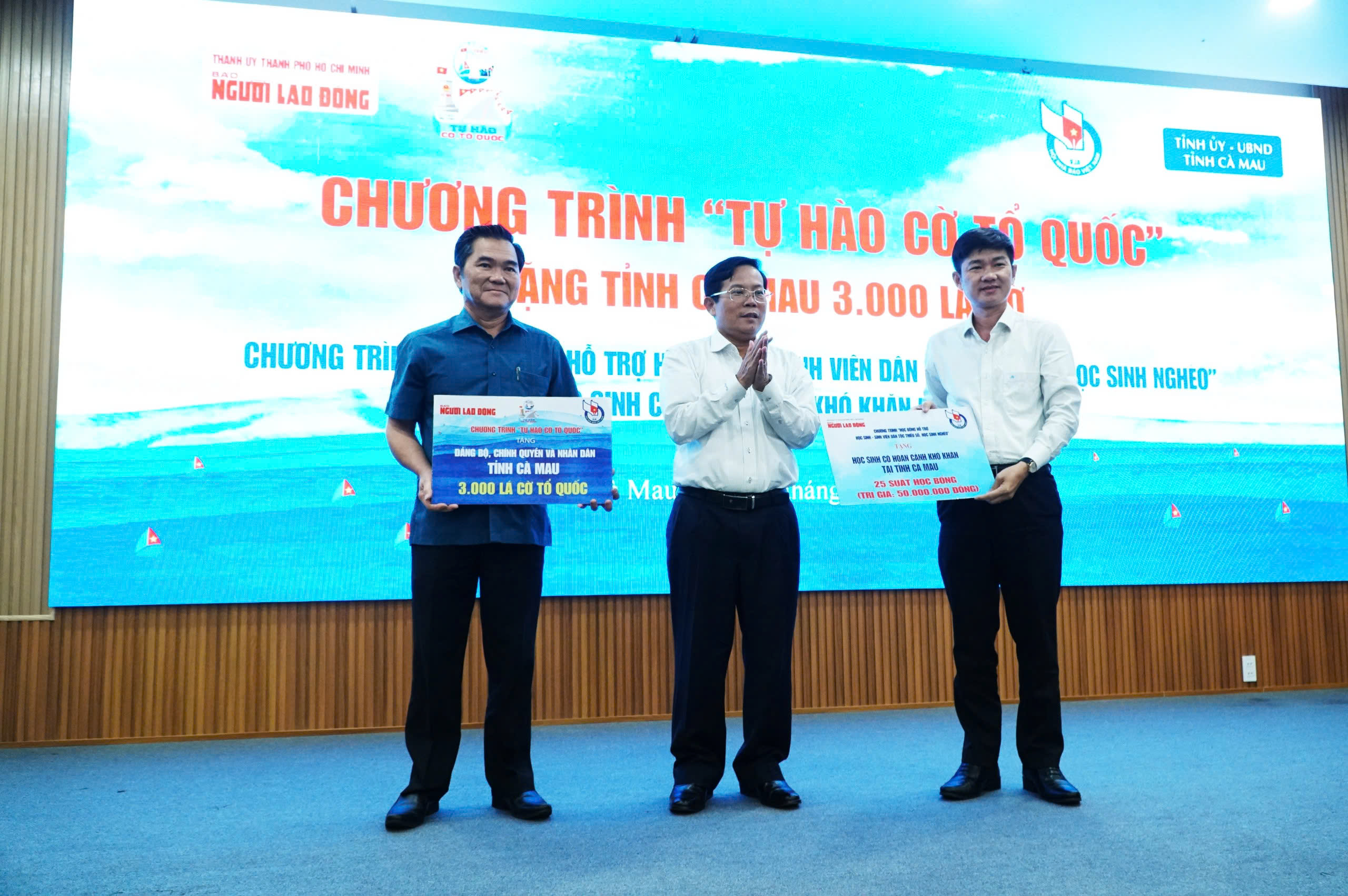 B&aacute;o Người Lao Động trao tặng cờ Tổ quốc v&agrave; học bổng tại C&agrave; Mau v&agrave; Hậu Giang- Ảnh 4.