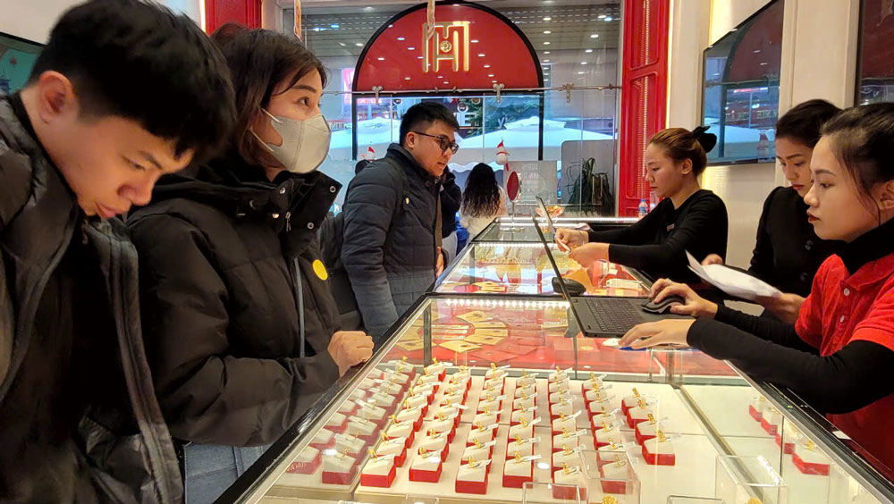 Người d&acirc;n ở H&agrave; Nội mua b&aacute;n v&agrave;ng trang sức. Ảnh: L&Ecirc; TH&Uacute;Y