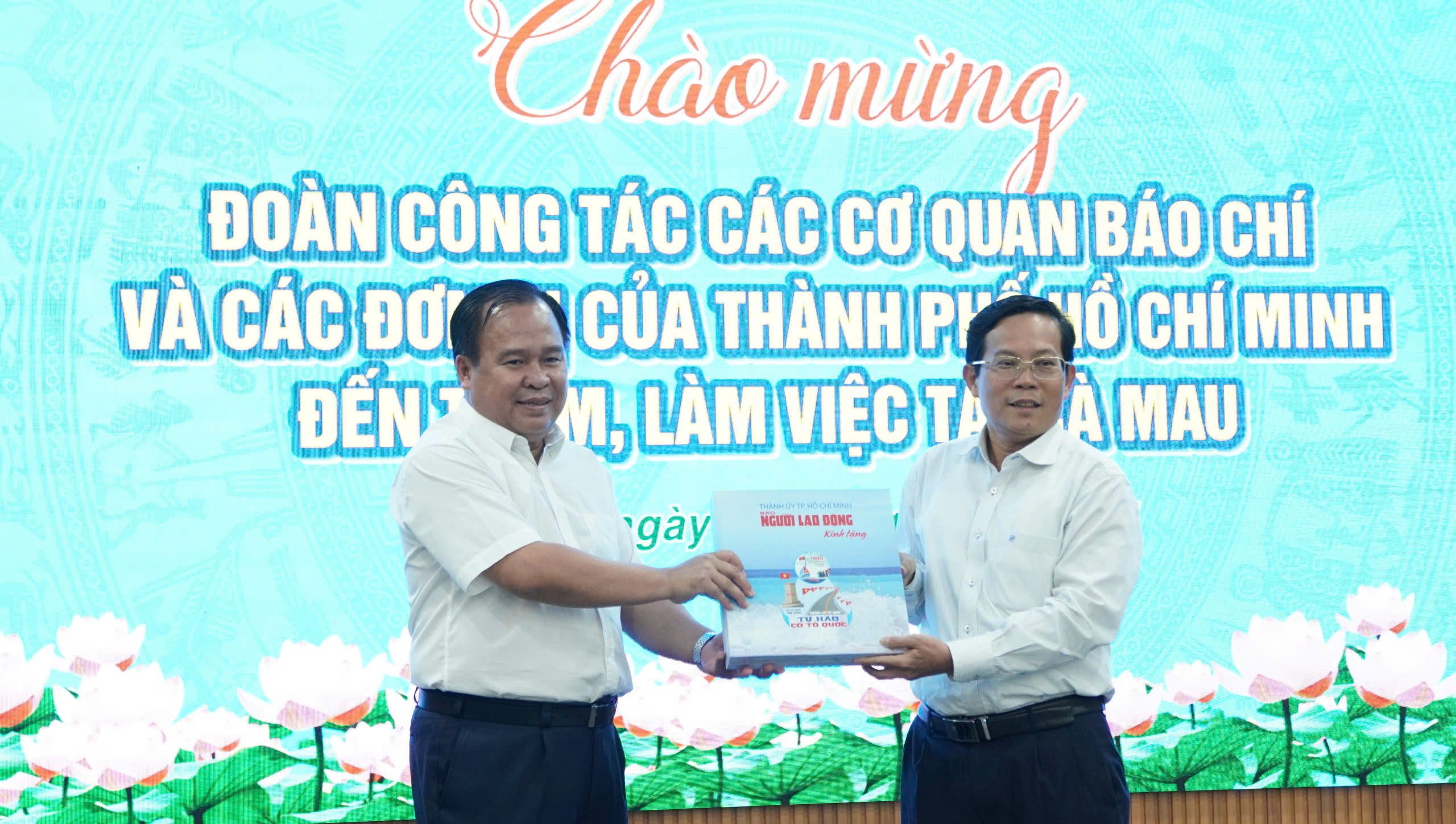 B&aacute;o Người Lao Động trao tặng cờ Tổ quốc v&agrave; học bổng tại C&agrave; Mau v&agrave; Hậu Giang- Ảnh 7.