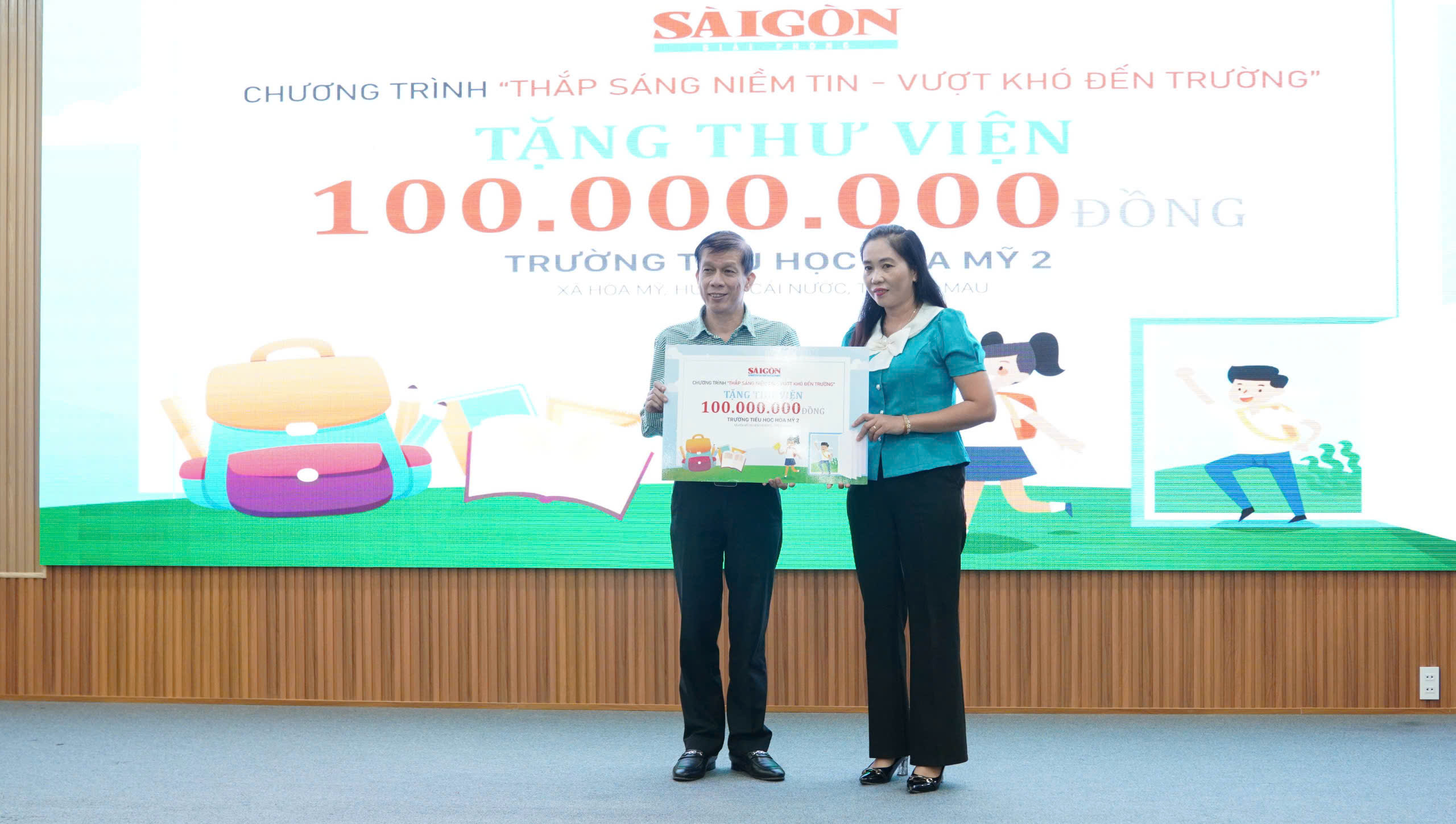 B&aacute;o Người Lao Động trao tặng cờ Tổ quốc v&agrave; học bổng tại C&agrave; Mau v&agrave; Hậu Giang- Ảnh 9.