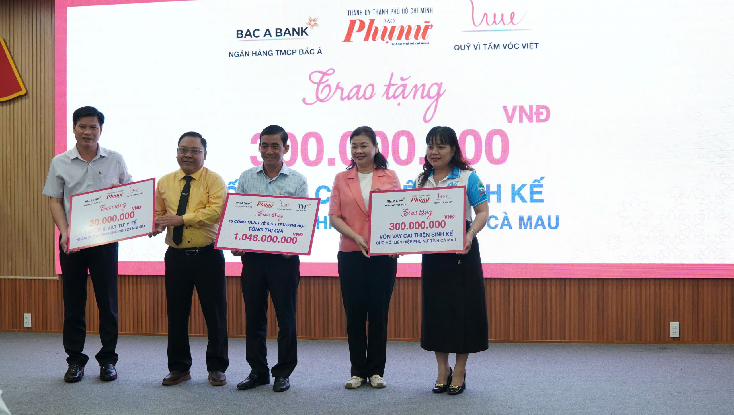 B&aacute;o Người Lao Động trao tặng cờ Tổ quốc v&agrave; học bổng tại C&agrave; Mau v&agrave; Hậu Giang- Ảnh 10.