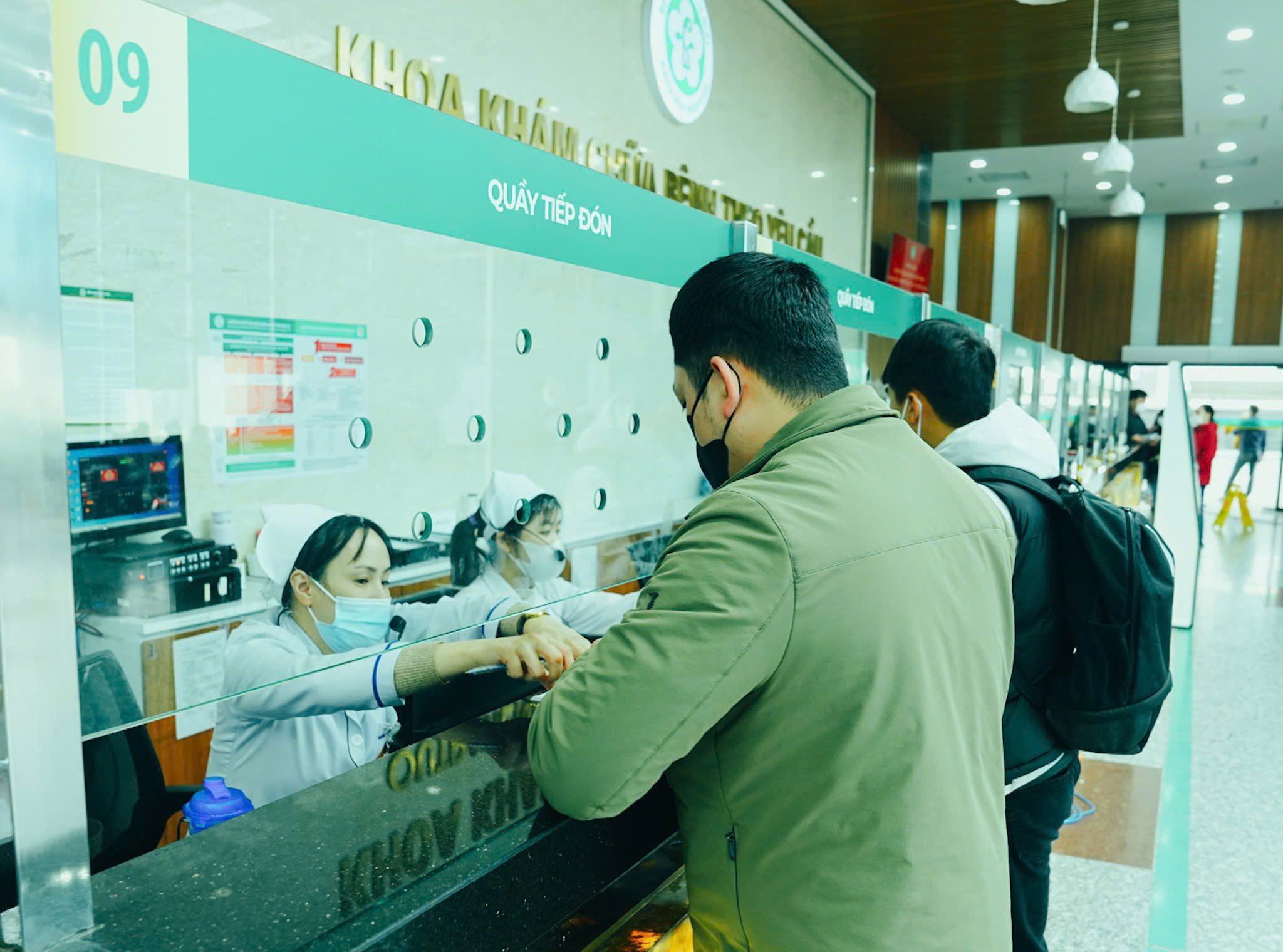 L&atilde;nh đạo bệnh viện b&agrave;y c&aacute;ch để người bệnh đỡ chờ đợi, xếp h&agrave;ng- Ảnh 1.