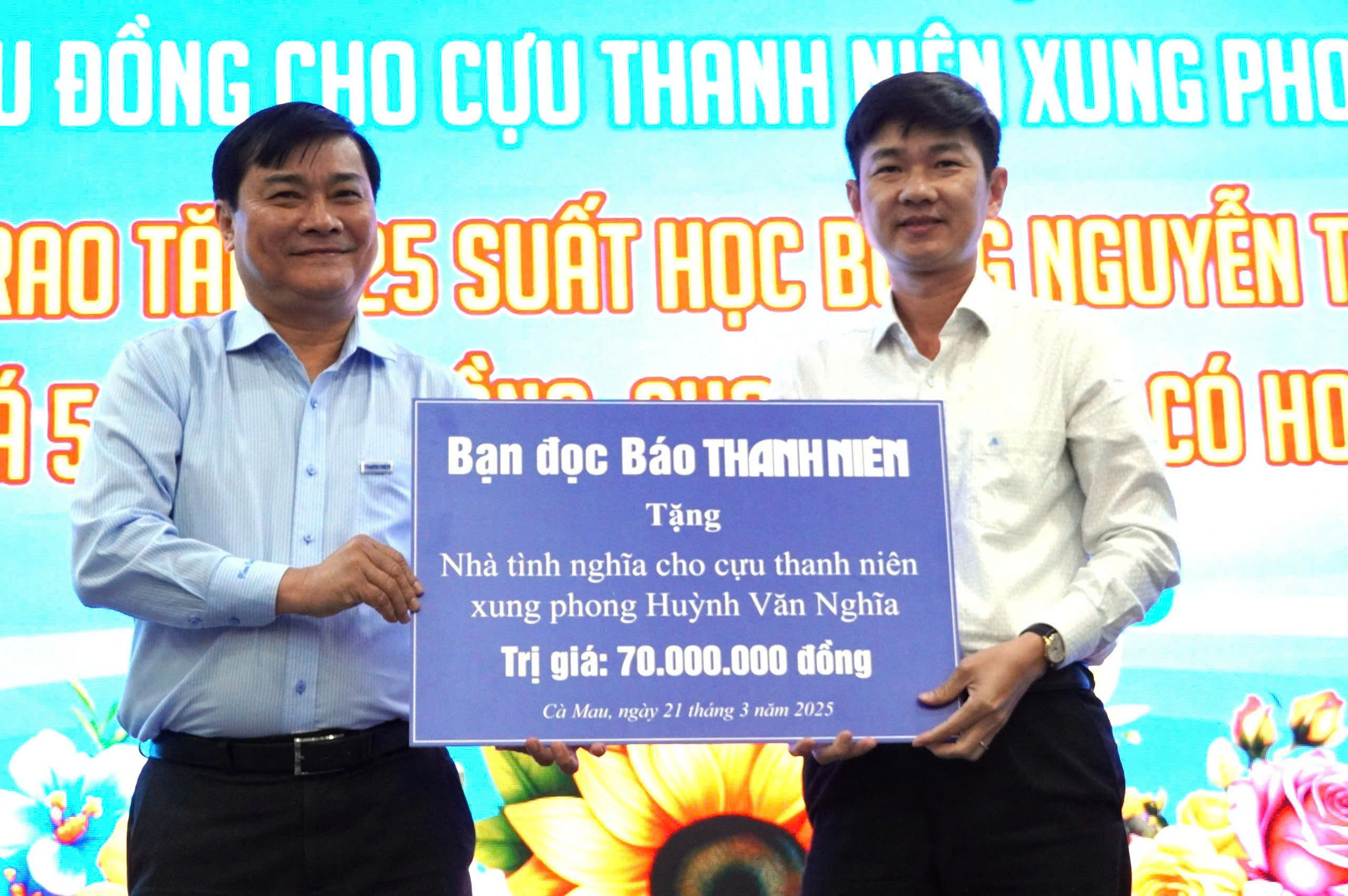 B&aacute;o Người Lao Động trao tặng cờ Tổ quốc v&agrave; học bổng tại C&agrave; Mau v&agrave; Hậu Giang- Ảnh 11.