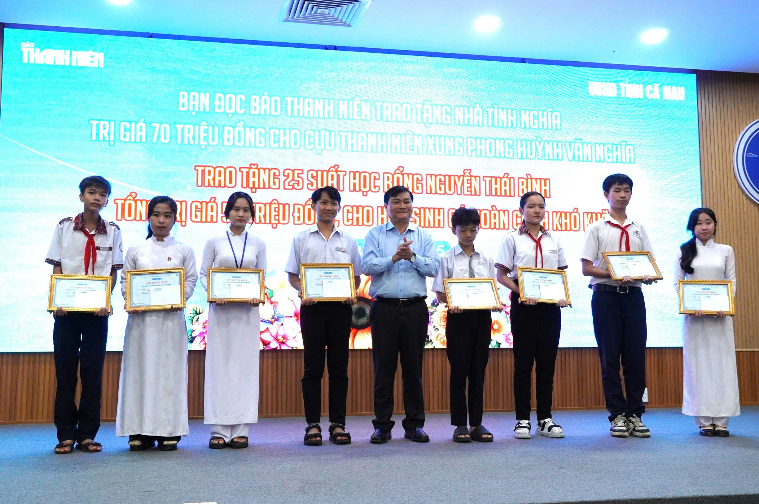 B&aacute;o Người Lao Động trao tặng cờ Tổ quốc v&agrave; học bổng tại C&agrave; Mau v&agrave; Hậu Giang- Ảnh 12.