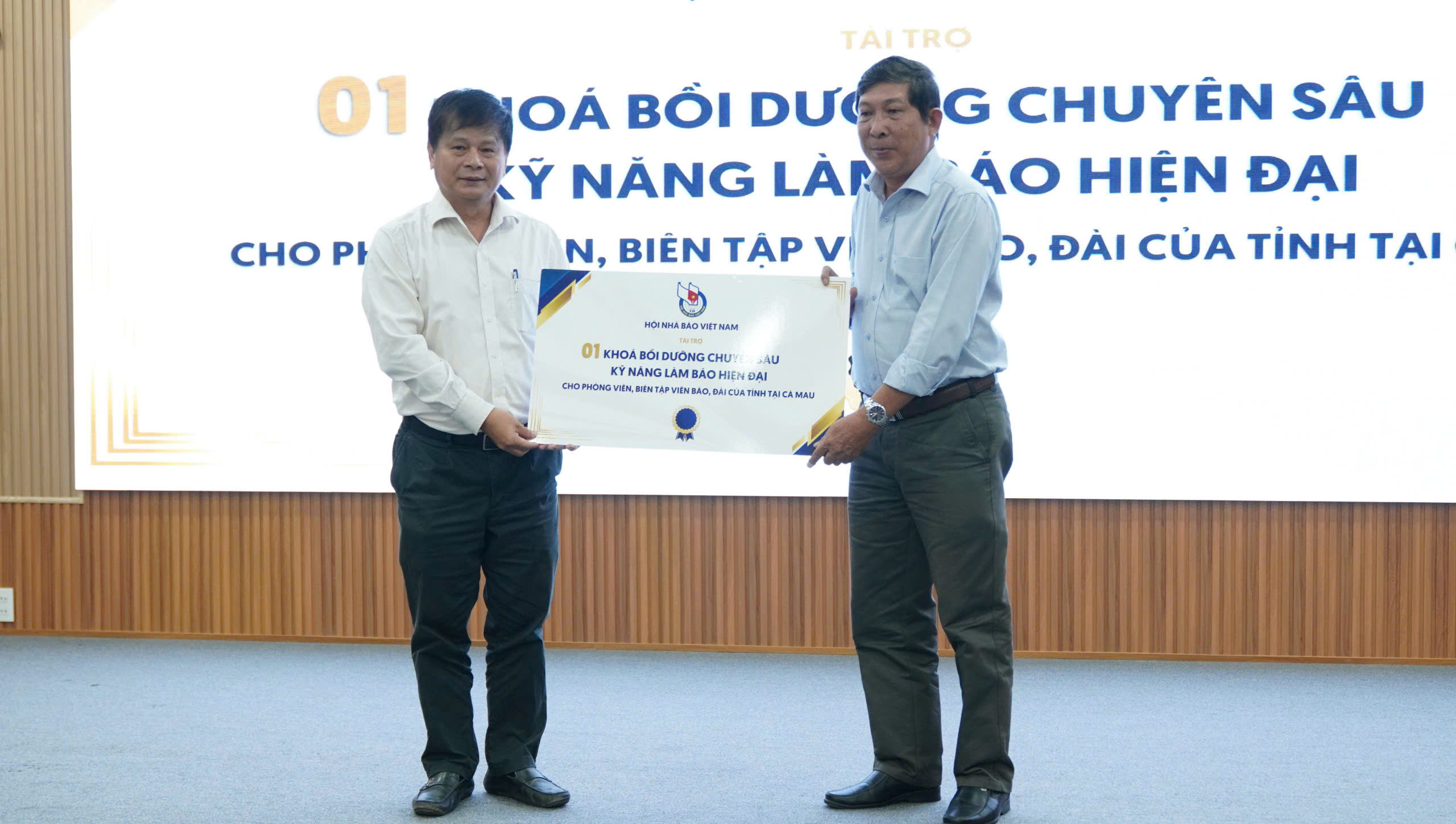 B&aacute;o Người Lao Động trao tặng cờ Tổ quốc v&agrave; học bổng tại C&agrave; Mau v&agrave; Hậu Giang- Ảnh 8.